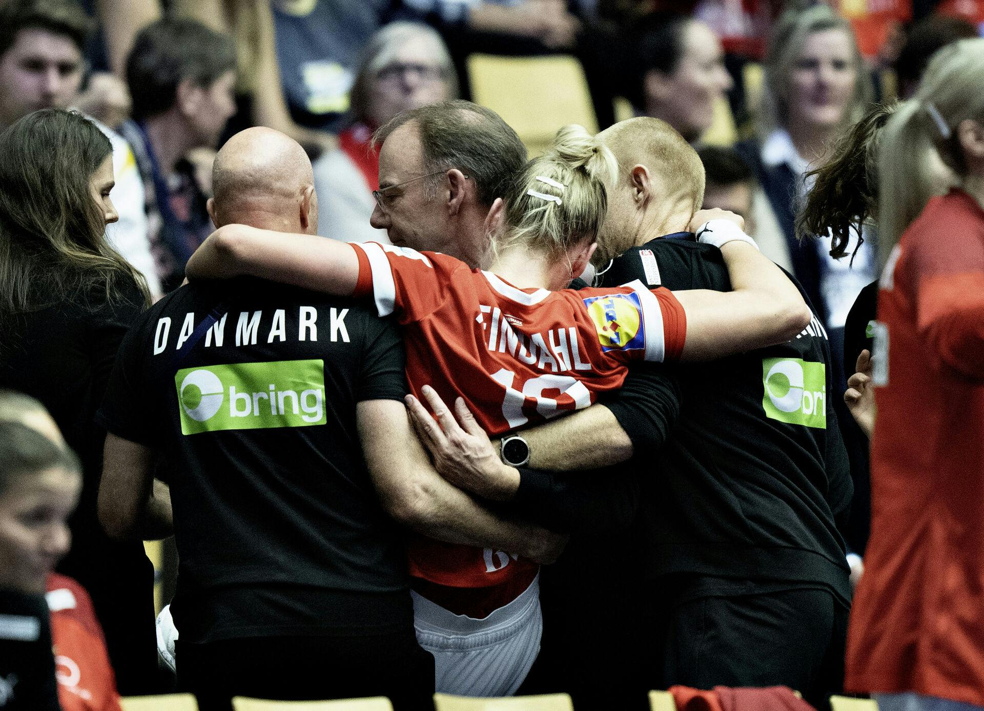 En knust Kathrine Heindahl blev båret fra banen i Herning i VM-semifinalen.