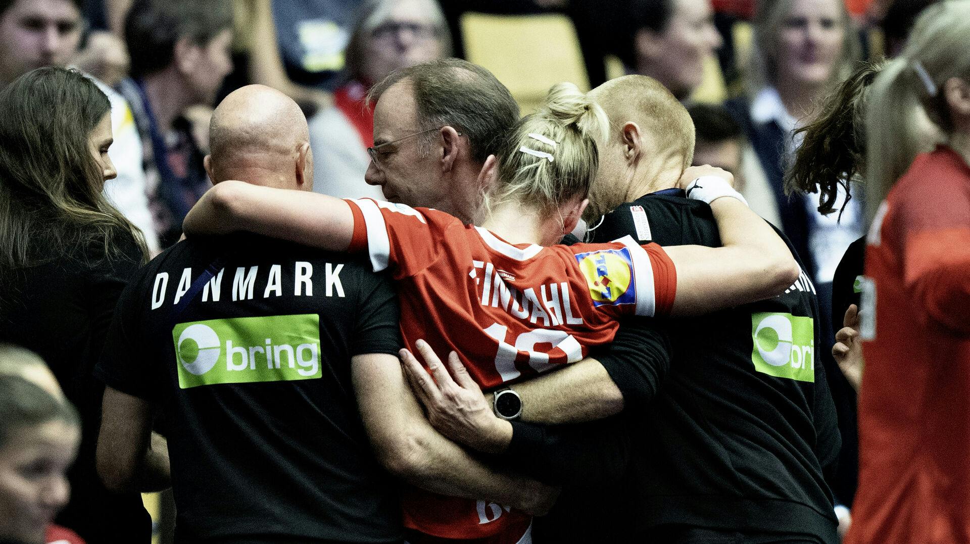 En knust Kathrine Heindahl blev båret fra banen i Herning i VM-semifinalen.