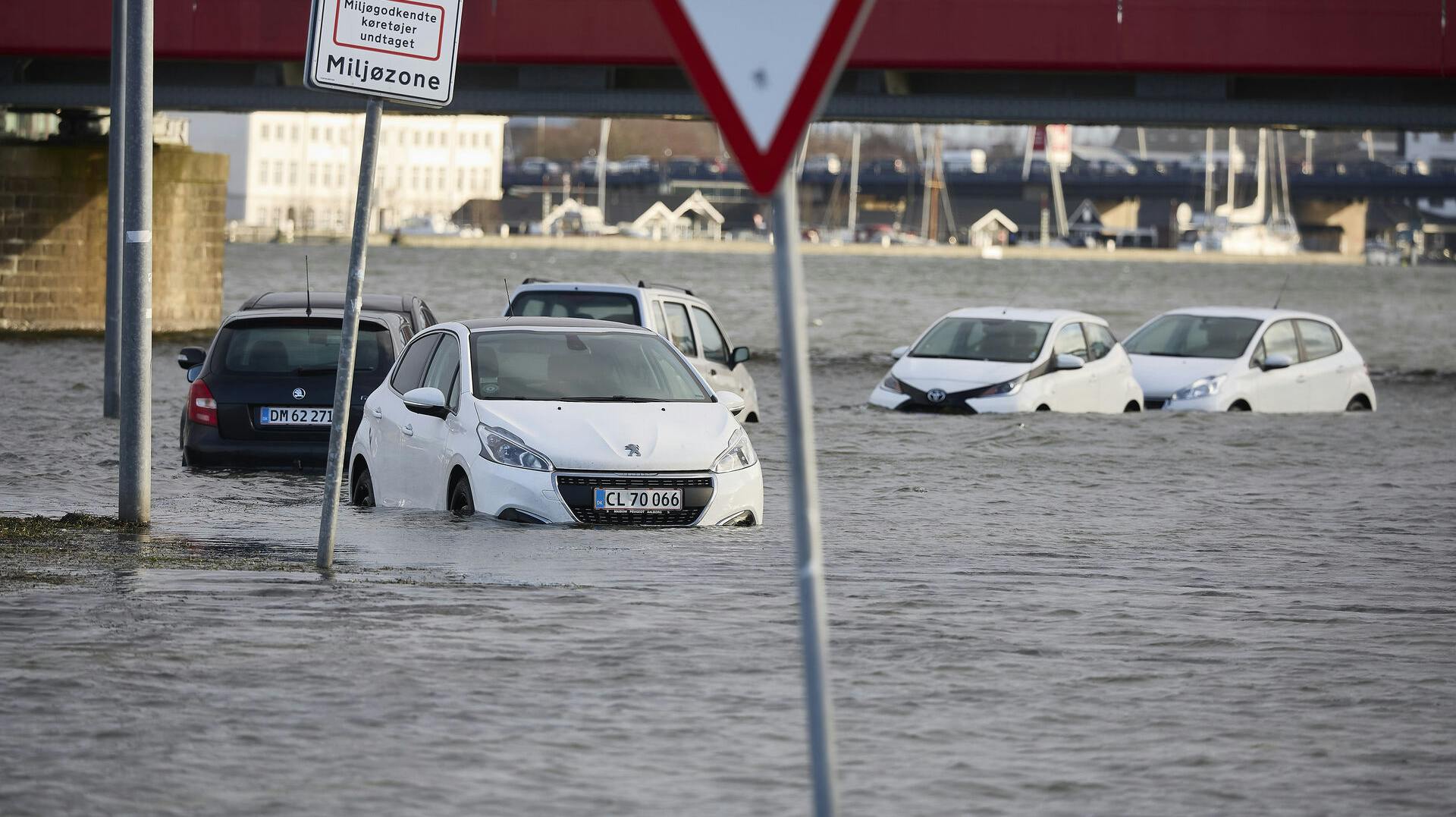 Her er det bilerne på Aalborgs havnefront, der er "gået under" i vandmasserne.