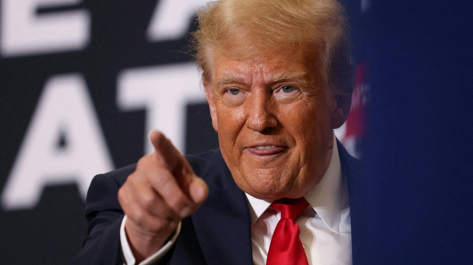 Donald Trump vil gøre alt for at snakke sig ud af forsøget på at snyde og true sig til en ny periode som præsident, men hans handlinger klæber voldsomt til ham nu.
