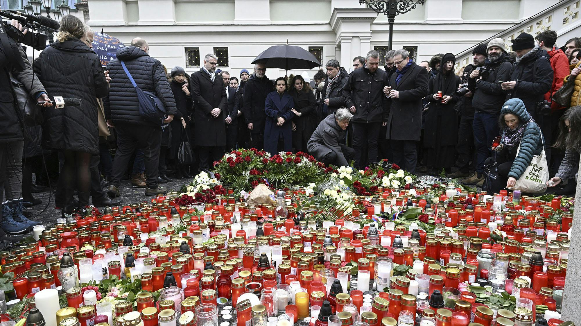 Sørgende lægger blomster ved universitetet, hvor skyderiet fandt sted.
