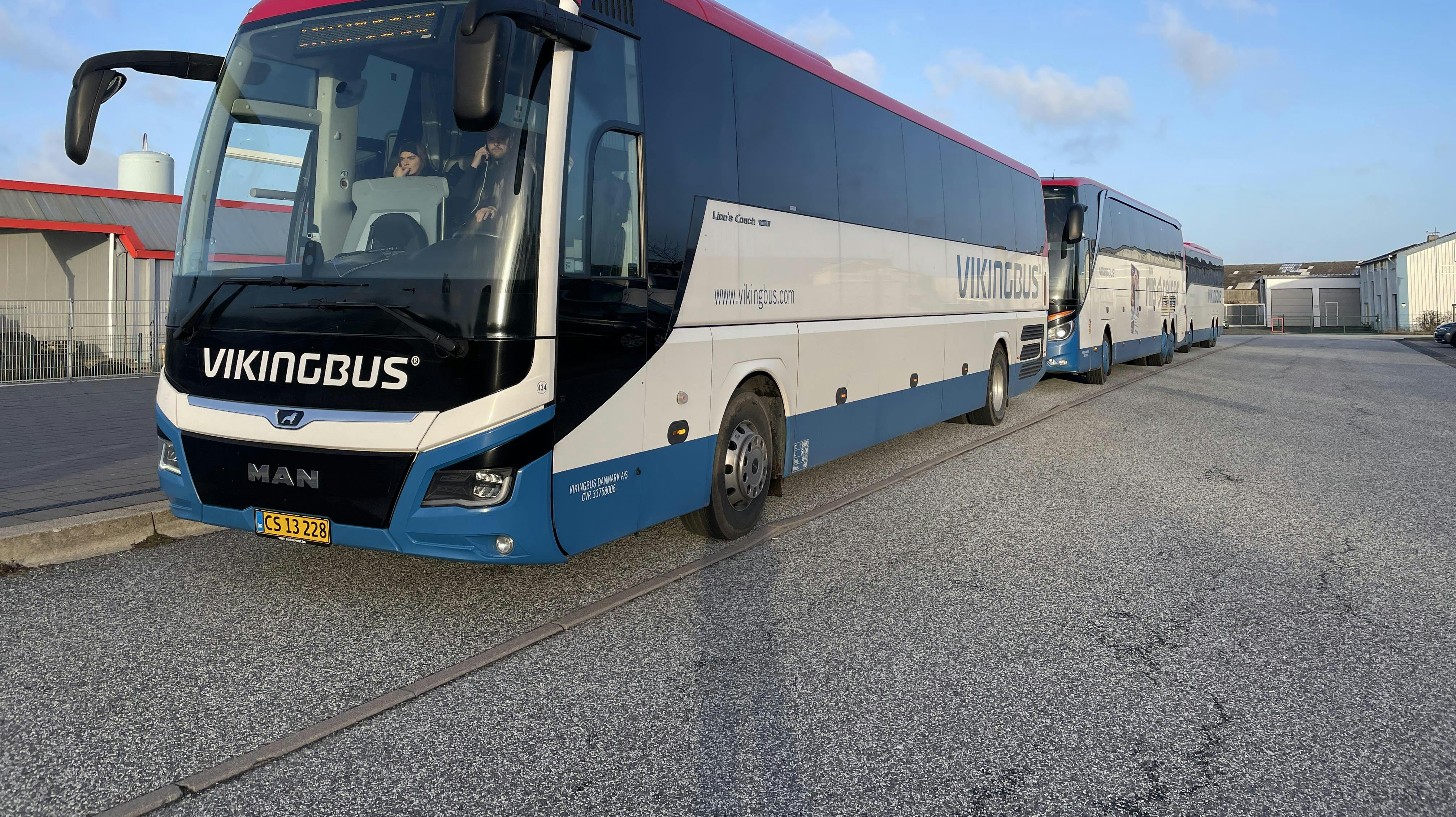 Det har været en kedelig nat for en række DSB-passagerer, der torsdag forlod Danmark i håbet om at komme til Hamborg. Først blev deres tog aflyst, så de i stedet måtte gå ombord i busser, men da deres færge lagde til i Puttgarden, stod det klart,