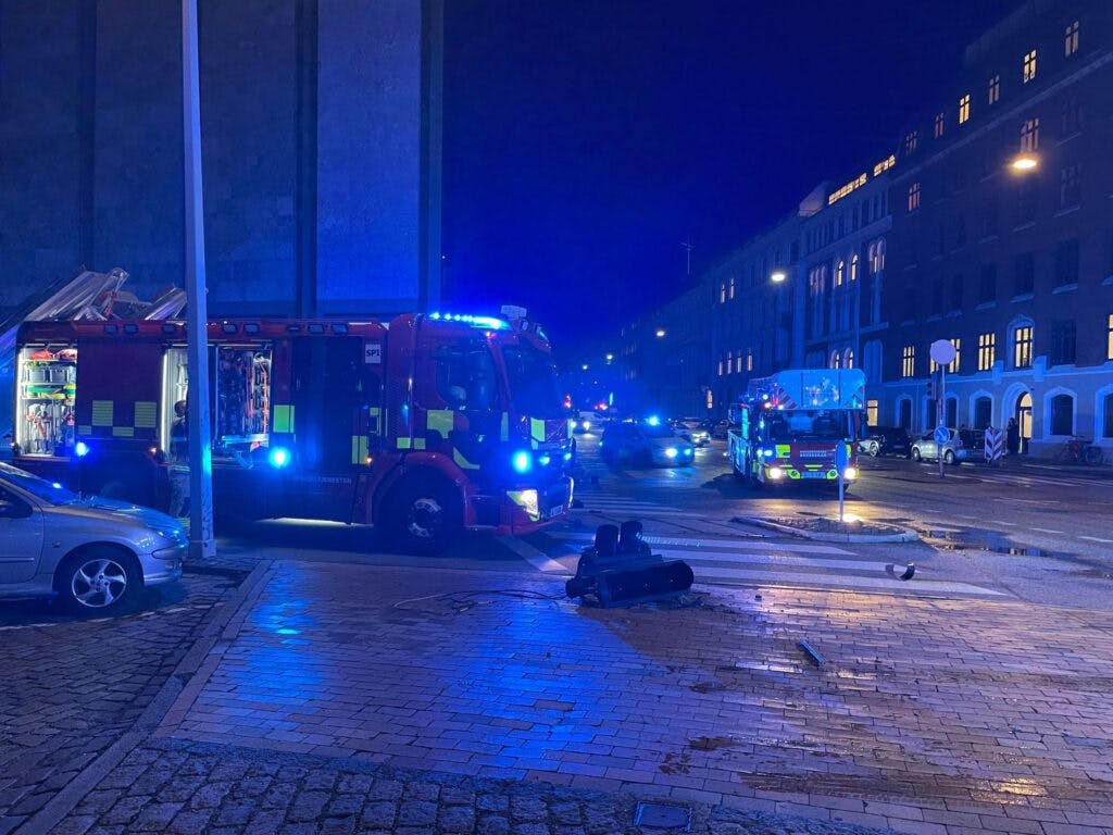 Føreren mistede kontrollen over sit køretøj her ved Nationalbanken i København tæt på Christiansborg.
