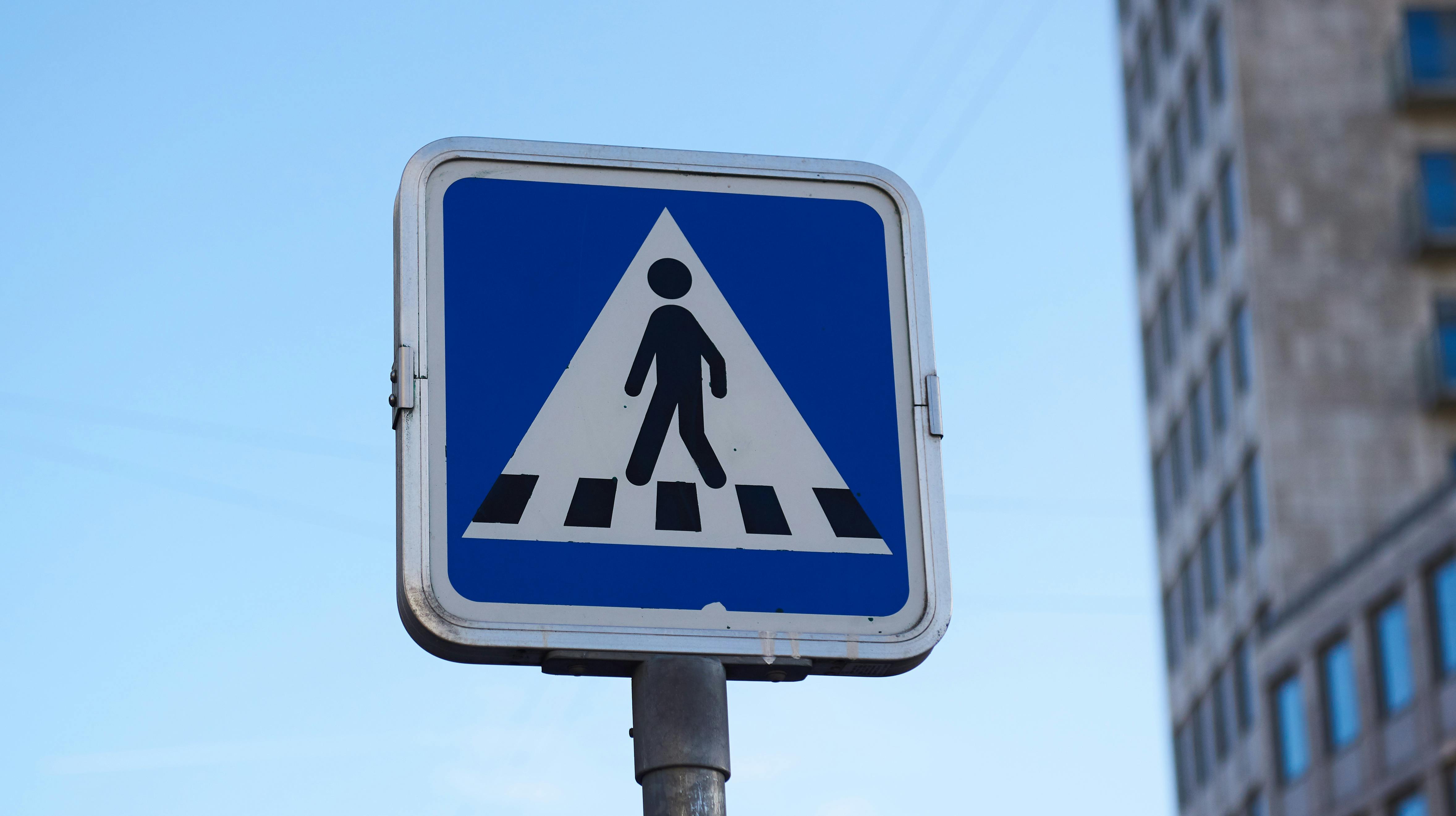 En 18-årig mand er sigtet for ikke at have overholdt sin vigepligt, efter at han ramte en otteårig pige i et sving.