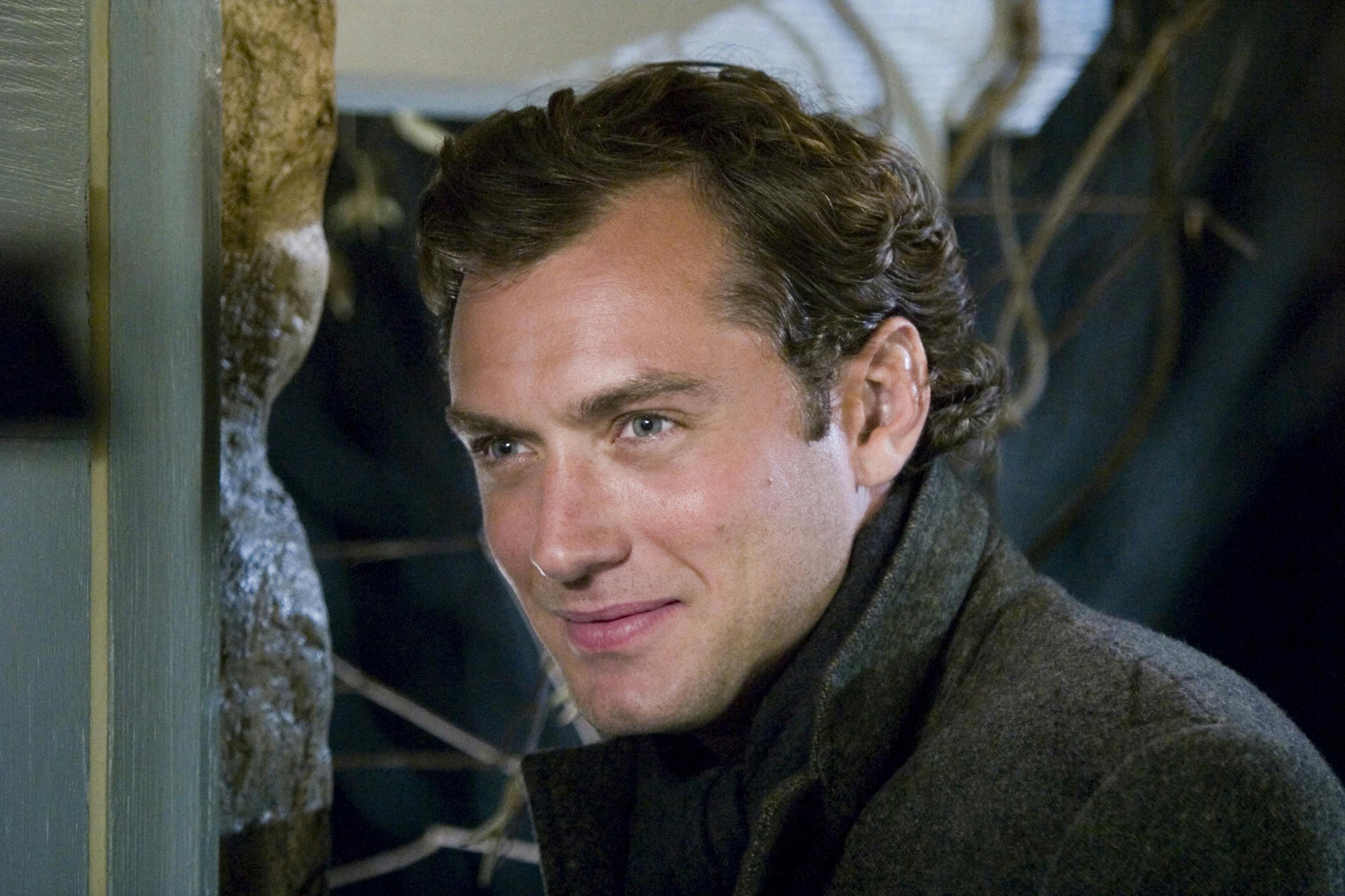 "The Holiday"Jude Law © 2006 Columbia PicturesPhoto by Zade Rosenthal** J.C.C. (Mega Agency TagID: MEGAM22860_69434.jpg) [Photo via Mega Agency]