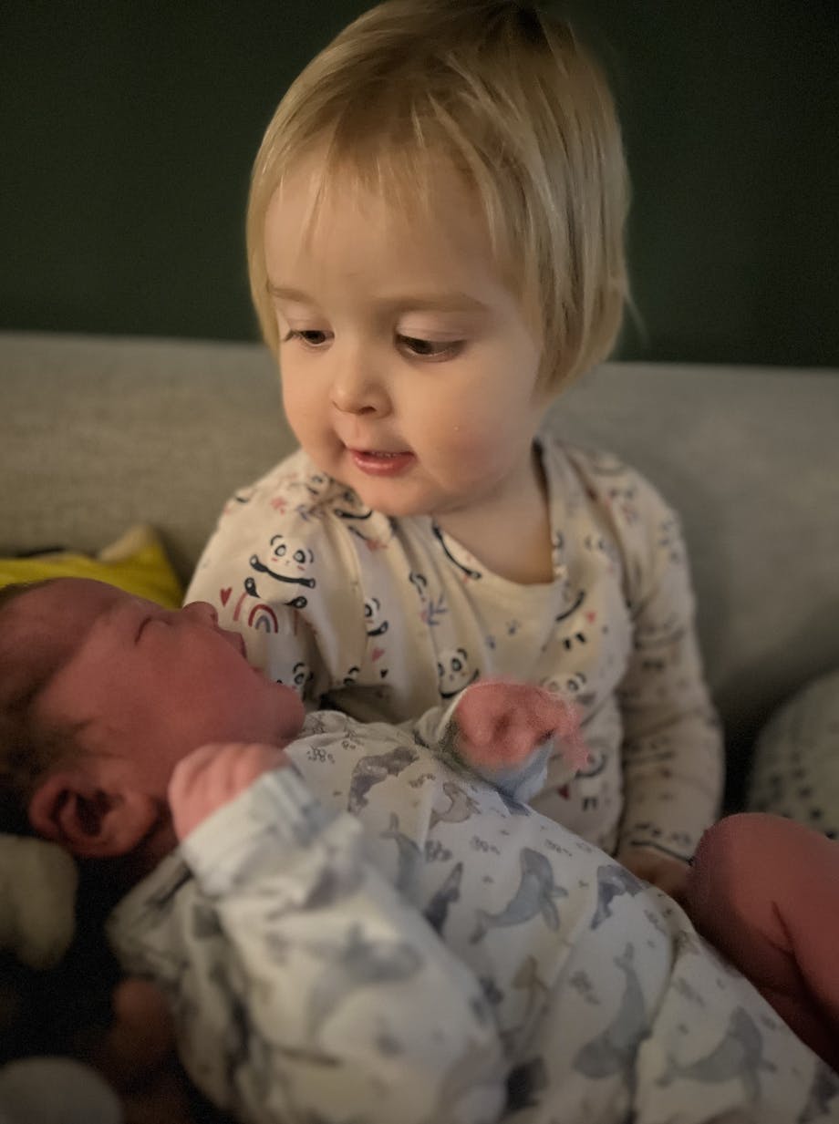 Frieda er den stolte storesøster til Villy, som kom til verden tidligere på ugen.