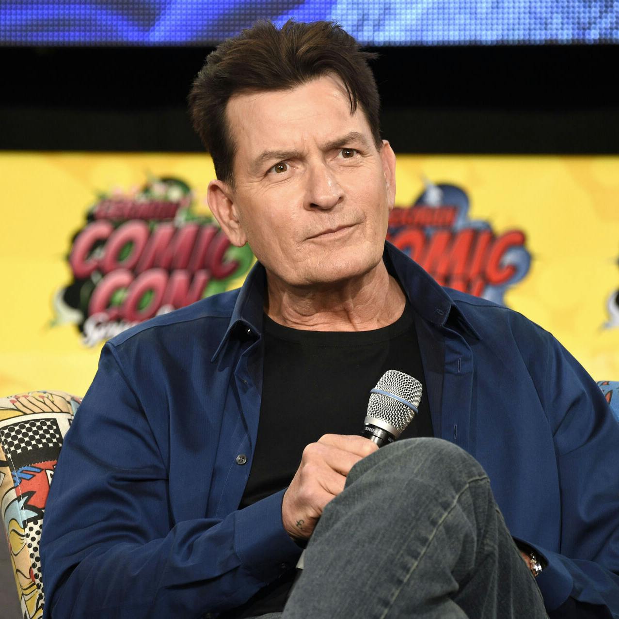 Ifølge TMZ er det Charlie Sheens nabo, der er blevet anhold, efter at skuespilleren blev overfaldet i sit hjem i Malibu.