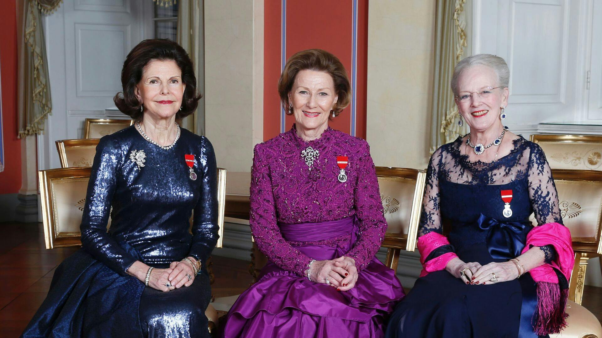 Den svenske dronning Silvias (tv.) eneste gaveønske er pengedonationer til en indsamling til fordel for Ukraines krigsramte børn, oplyser kongehuset. (Arkivfoto)