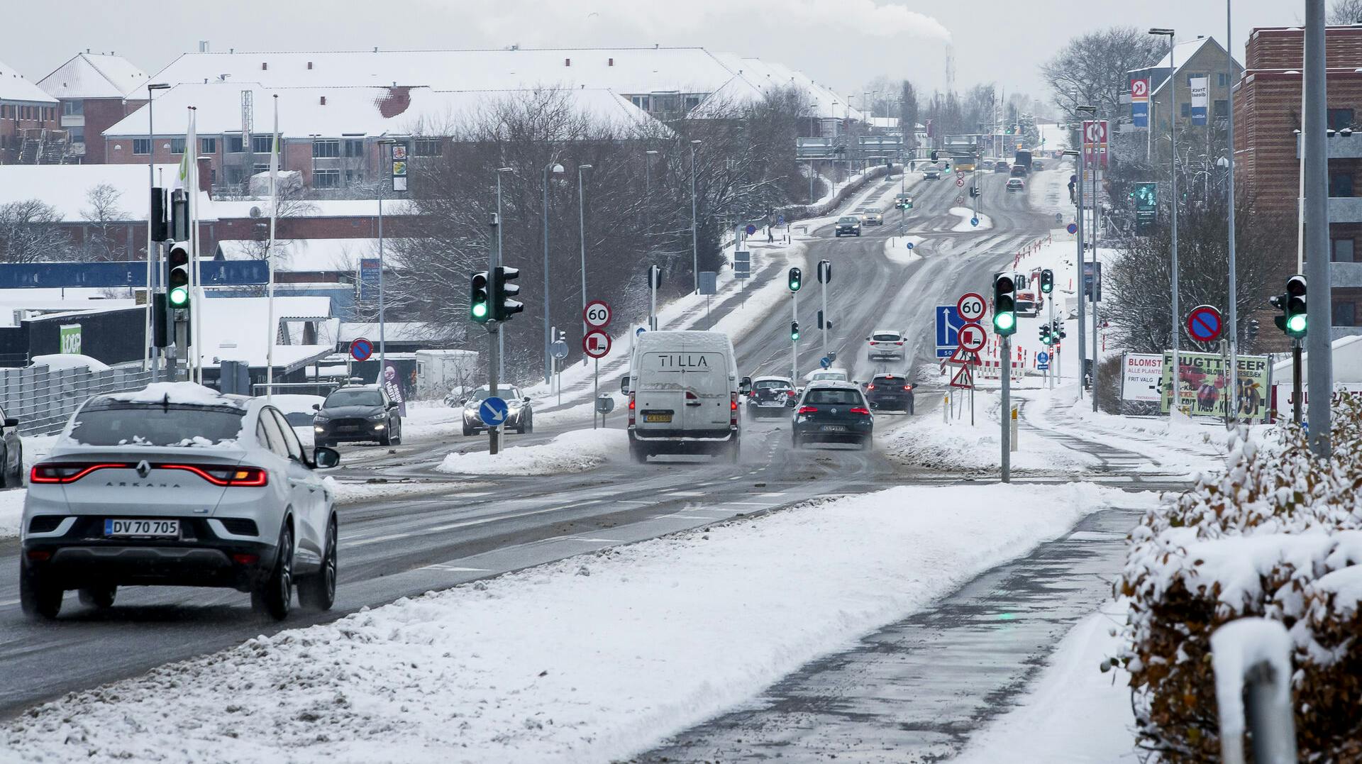 Der er faldet sne i løbet af natten, og derfor kan man vågne til glatte veje rundt om i landet. Kør og gå efter forholdene, lyder det fra DMI. (Arkivfoto).