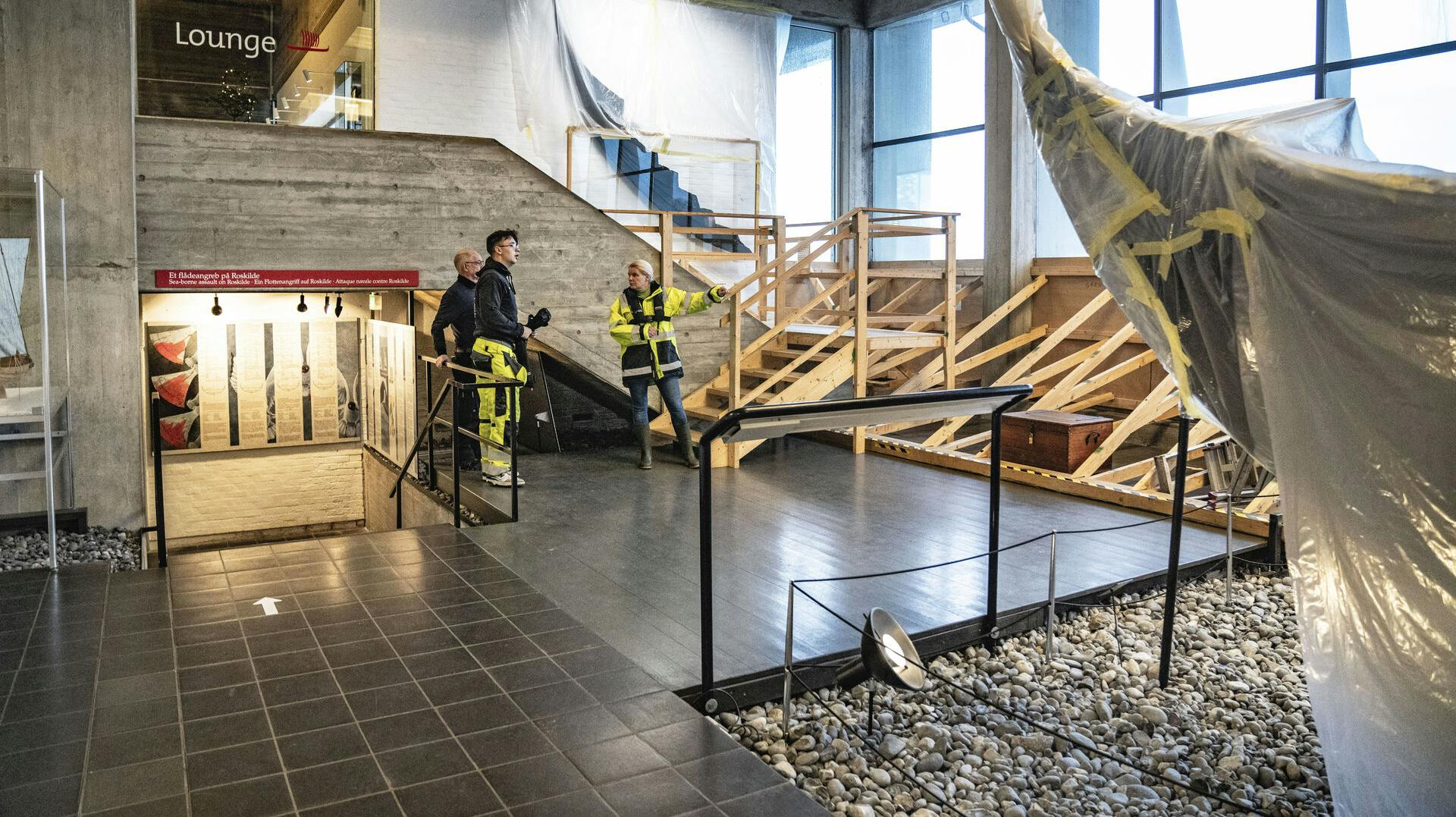 Museet har haft overdækket skibene med plastik for at sikre, at skibene ikke bliver ramt af vandstænk, hvis ruderne sprækker, når bølgerne rammer glasfacaden.
