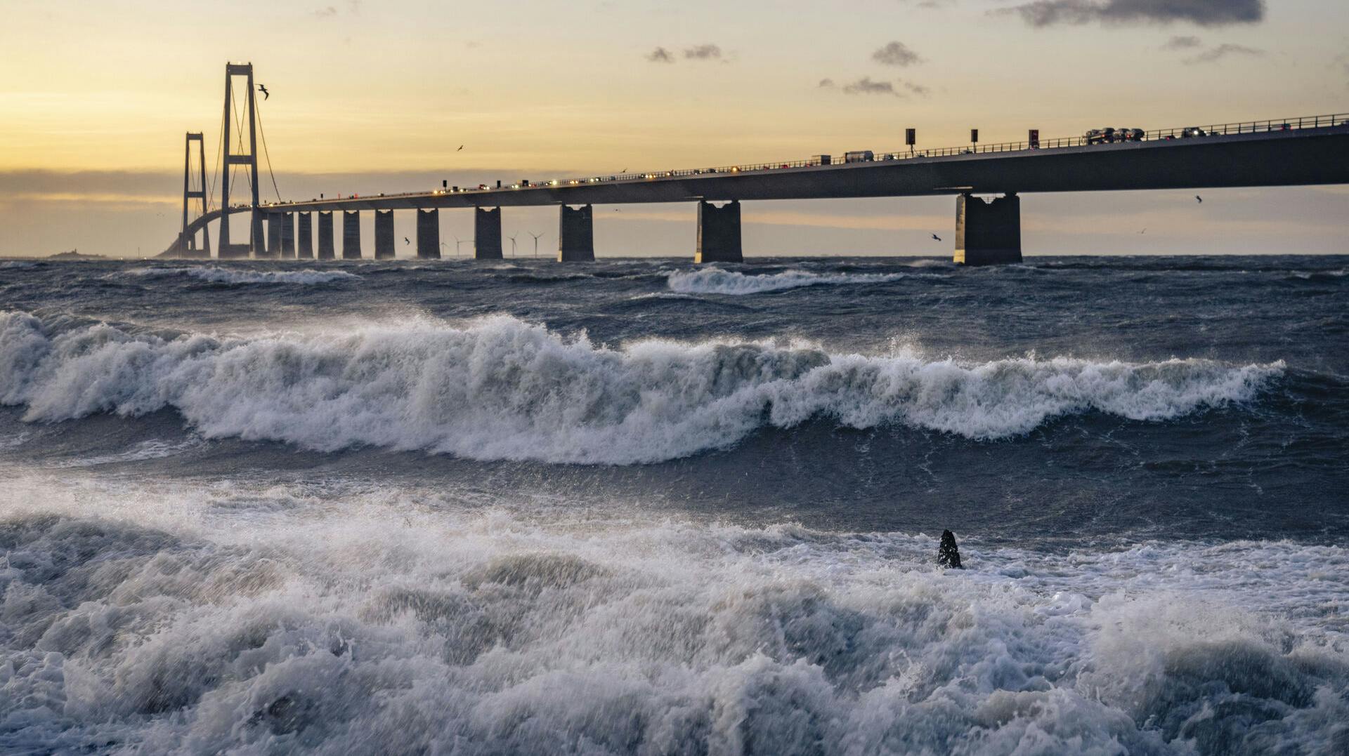 Fredag var der op til flere timers kø ved Storebæltsbroen, som to gange var kortvarigt lukket på grund af trafikuheld.