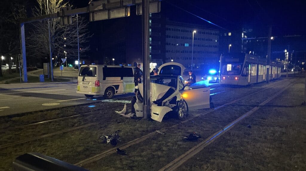 Den 19-årige fører bragede ind i en stolpe. 