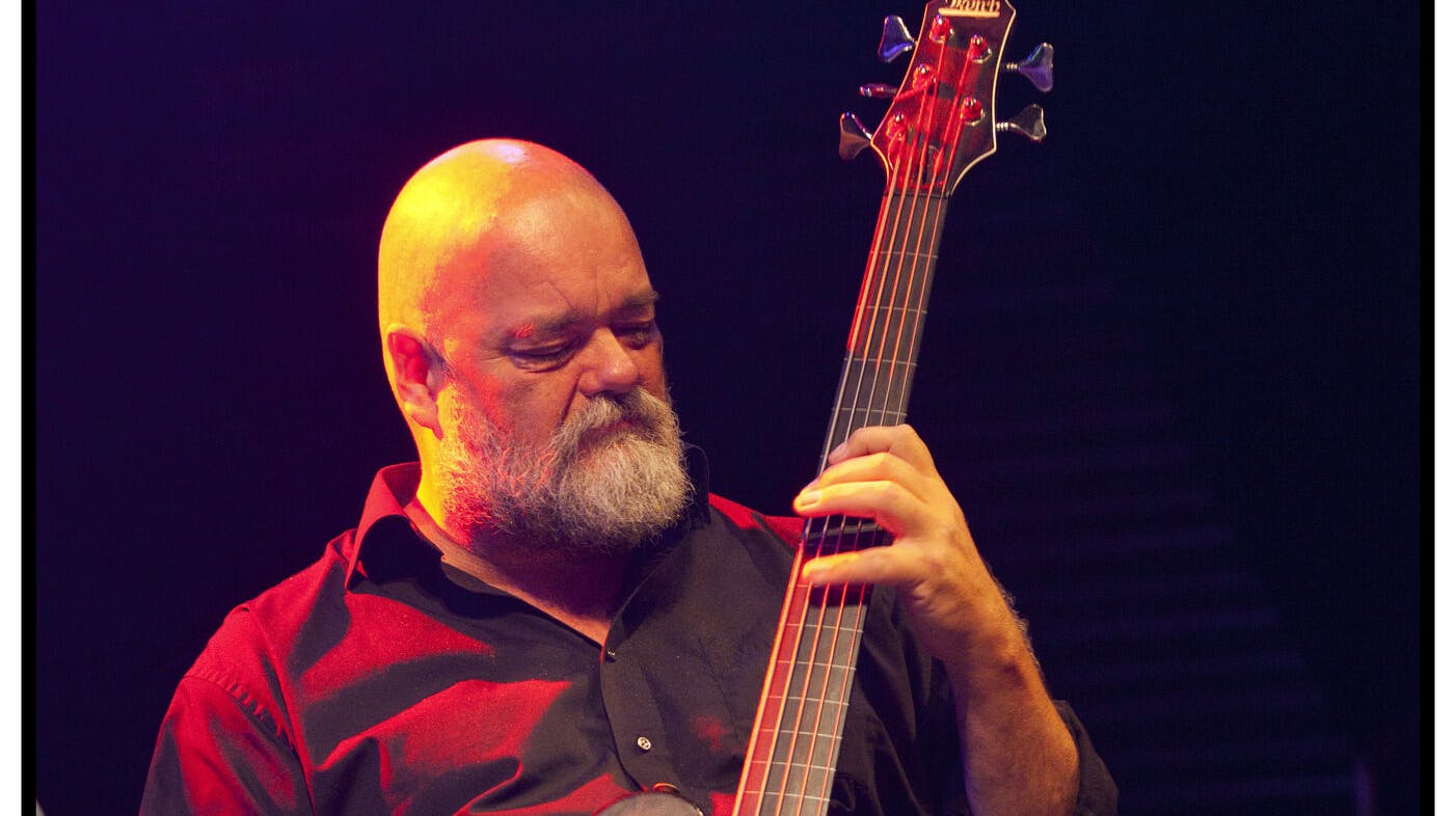 Basguitarist Michael Friis er død.