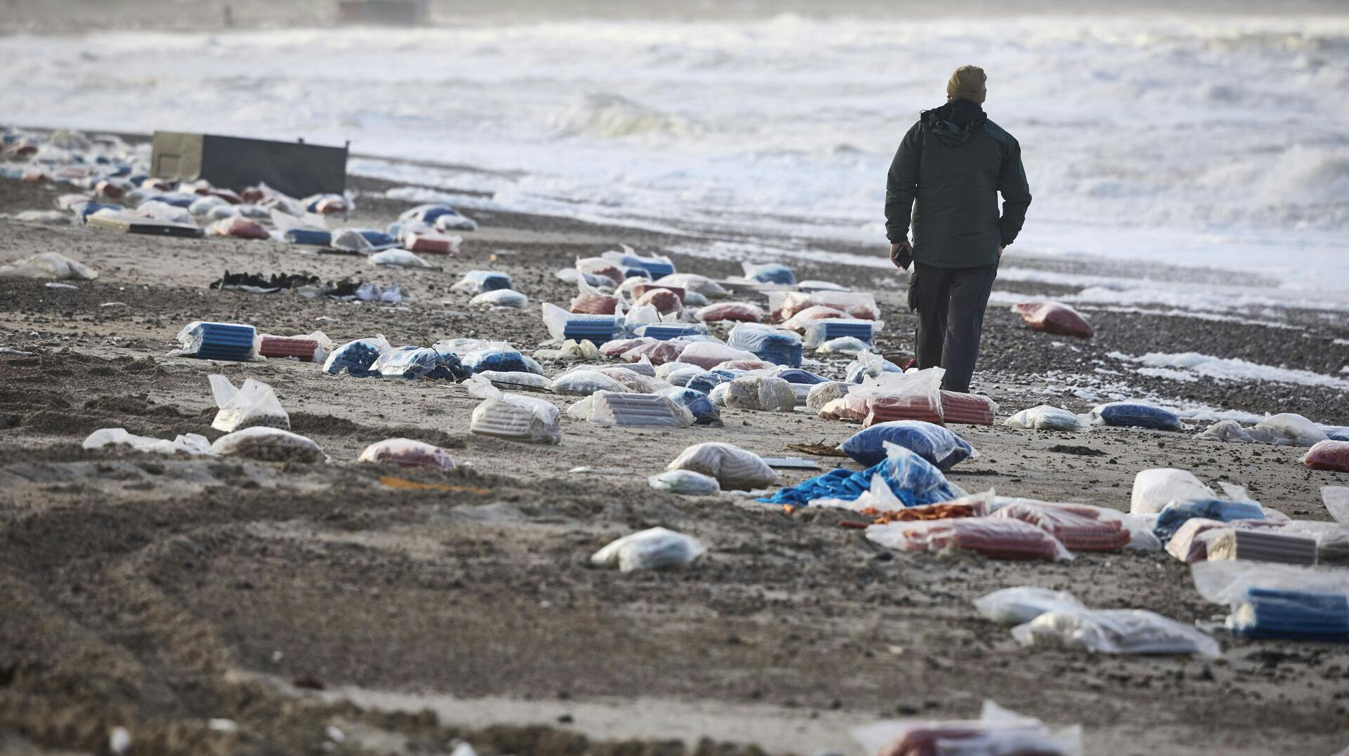 Et Mærsk-skib tabte under stormen Pia fredag 46 containere ud for den nordjyske kyst. På dette billede se containere, der er skyllet op på stranden mellem Tranum og Slette Strand.