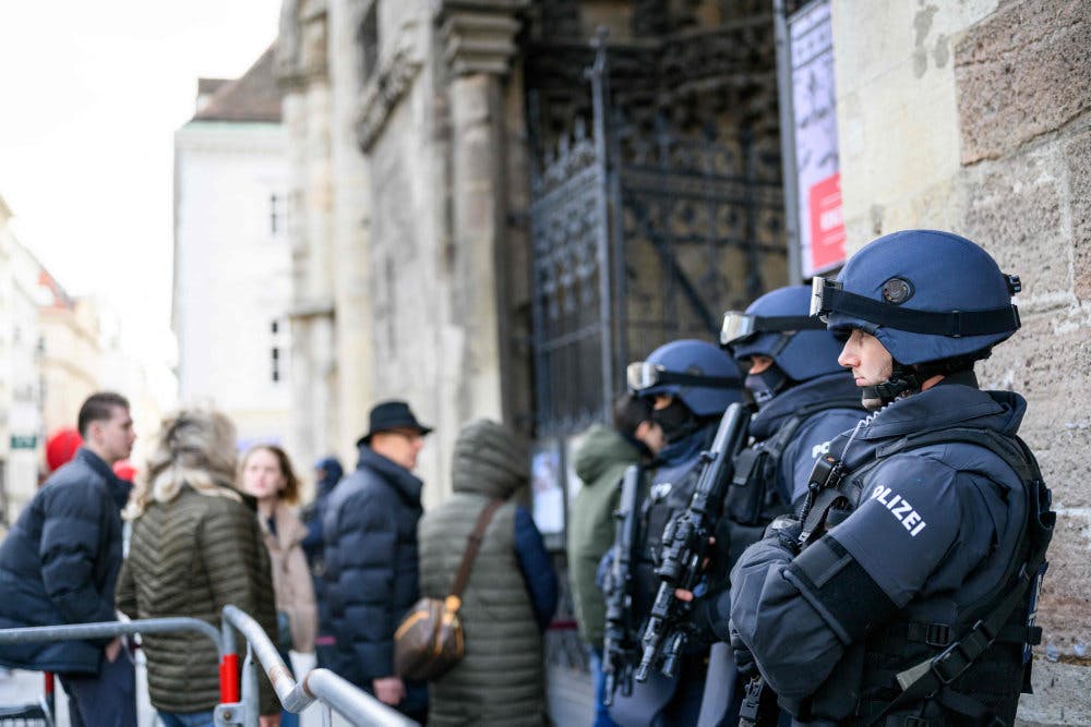 Østrigsk politi er til stede ved Stephansdom i Wien juleaftensdag. Tyske og østrigske medier skrev lørdag aften om, at politi i Østrig, Tyskland og Spanien havde oplysninger om, at islamistiske grupper muligvis planlagde angreb mod julegudstjenester.&