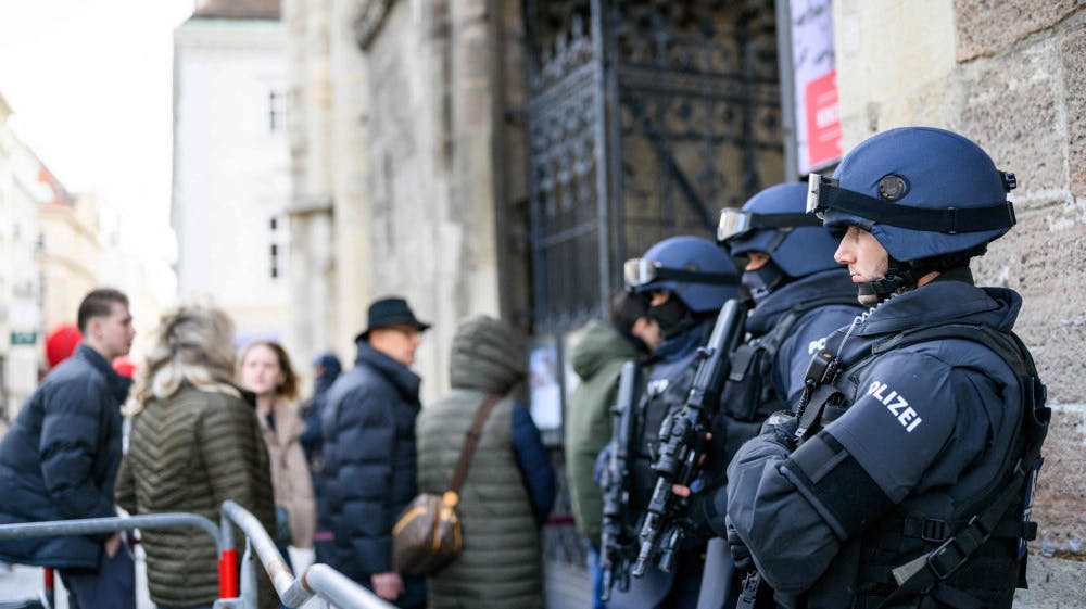 Østrigsk politi er til stede ved Stephansdom i Wien juleaftensdag. Tyske og østrigske medier skrev lørdag aften om, at politi i Østrig, Tyskland og Spanien havde oplysninger om, at islamistiske grupper muligvis planlagde angreb mod julegudstjenester.&