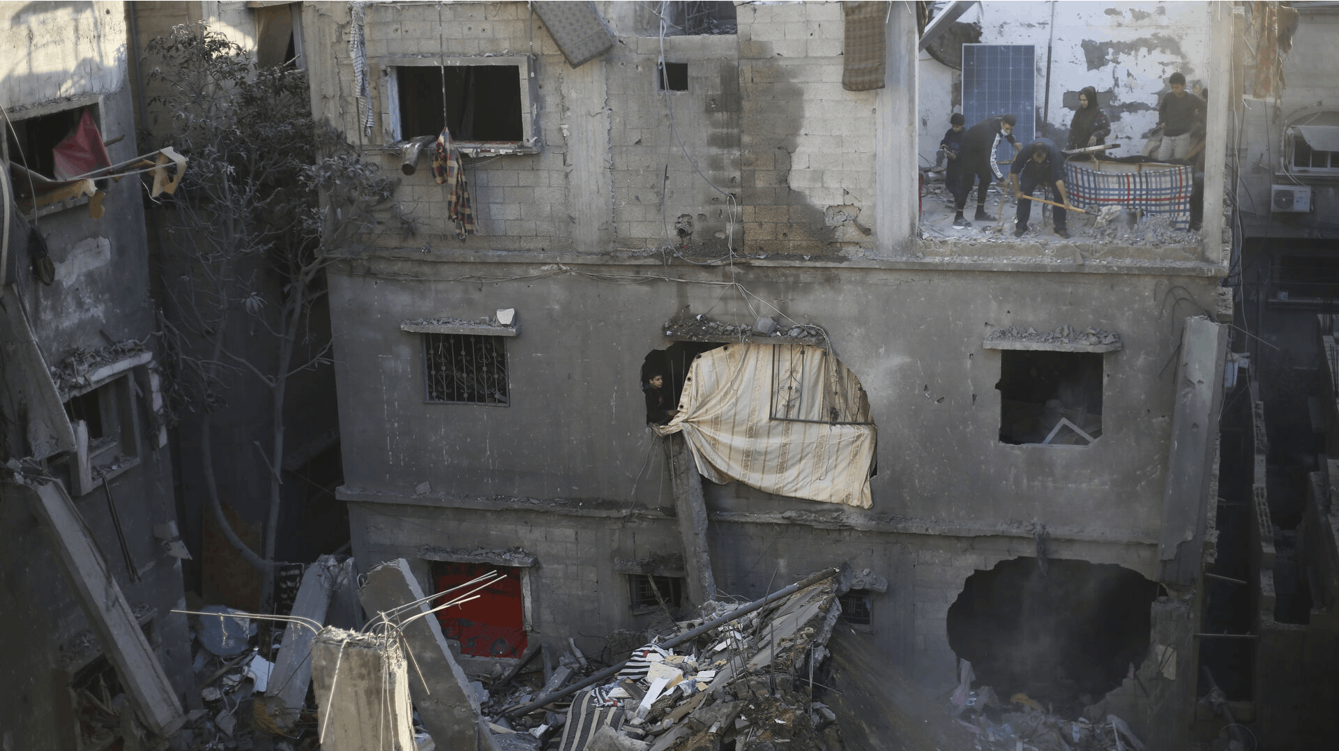 Mindst 200 personer meldes dræbt i Gaza de seneste 24 timer