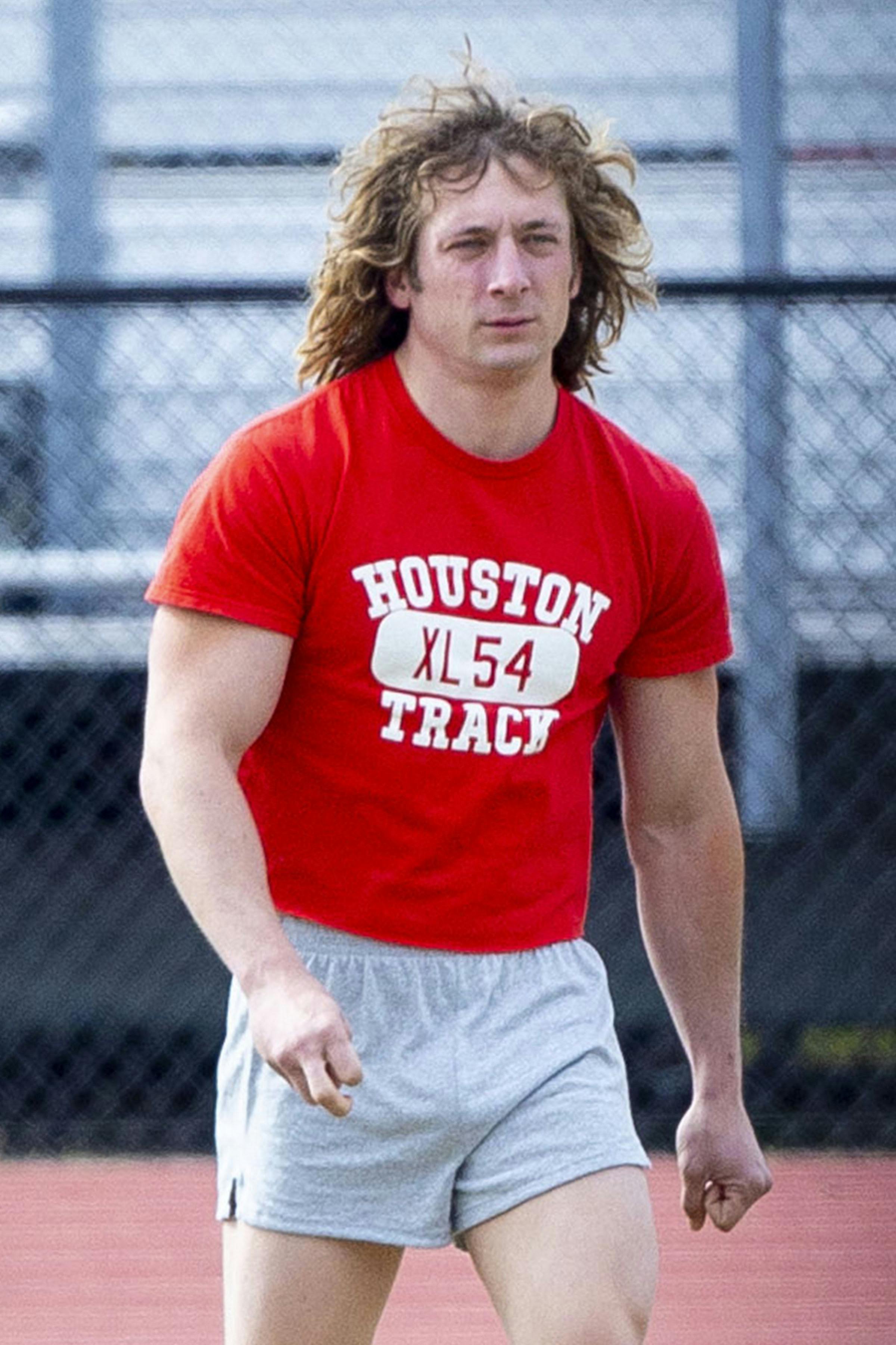 Jeremy Allen White er herhjemme bedst kendt som kokken i tv-serien "The Bear" og fra dramaet "Shameless". Her er han på settet til "The Iron Claw", hvor han som Zac Efron var nødt til at træne og spise sig større for at passe ind i den krævende rolle.