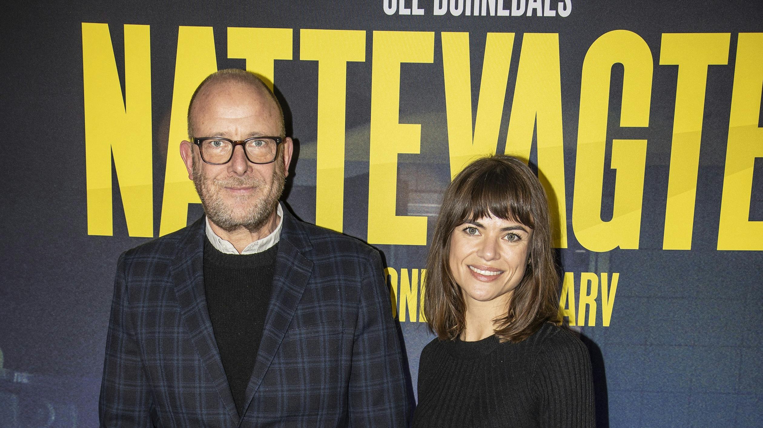 Nikolaj Steen sammen med sin kæreste Emilie til gallapremiere på "Nattevagten".