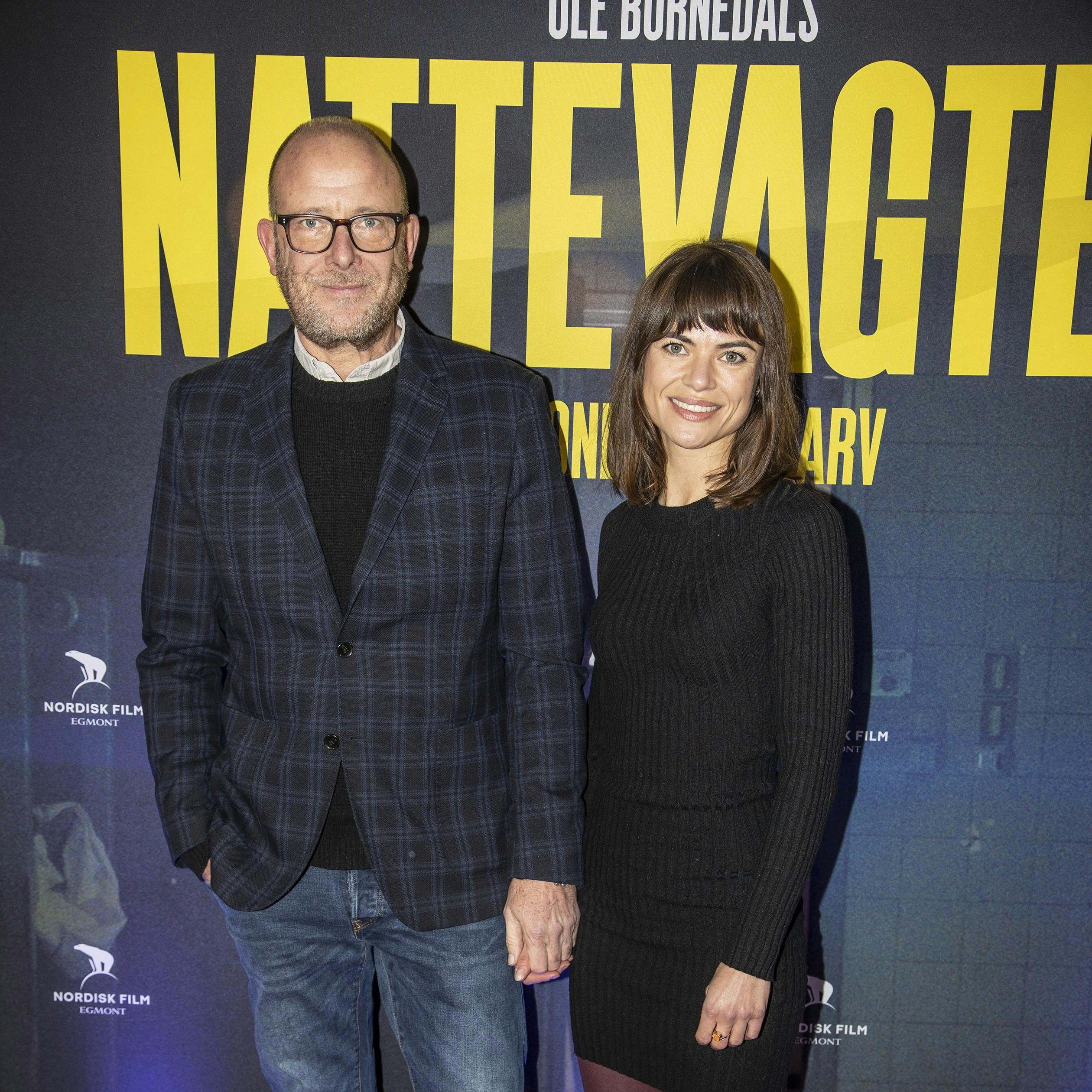 Nikolaj Steen sammen med sin kæreste Emilie til gallapremiere på "Nattevagten".