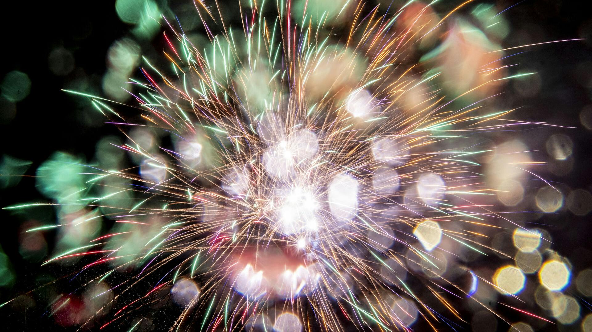 Fyrværkeri har været lovligt at købe siden den 15. december, men det er først fra onsdag, at det ifølge loven er i orden at affyre det.