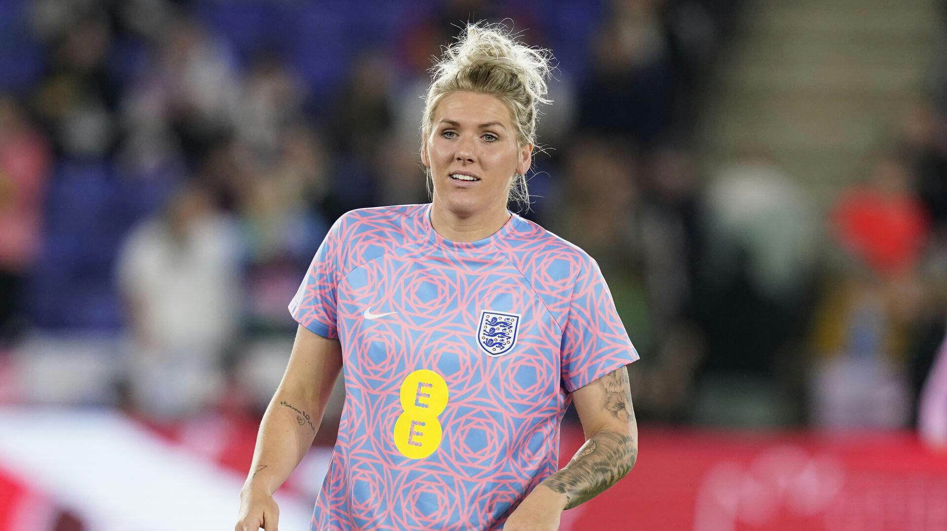 Den engelske fodboldspiller Millie Bright skal giftes.