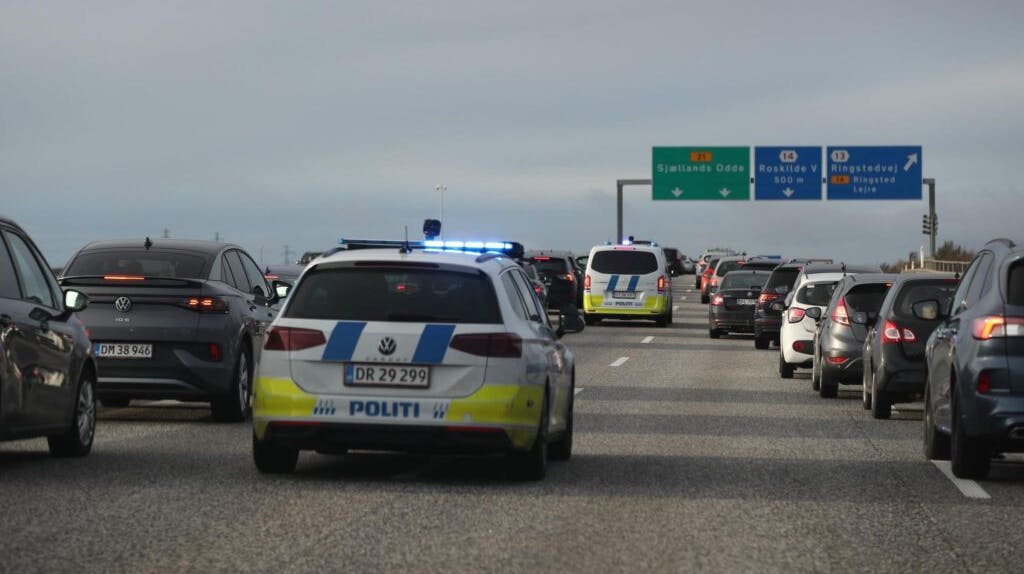 Trafikken er presset flere stedet i landet på grund af uheld og mange biler på vejene. 