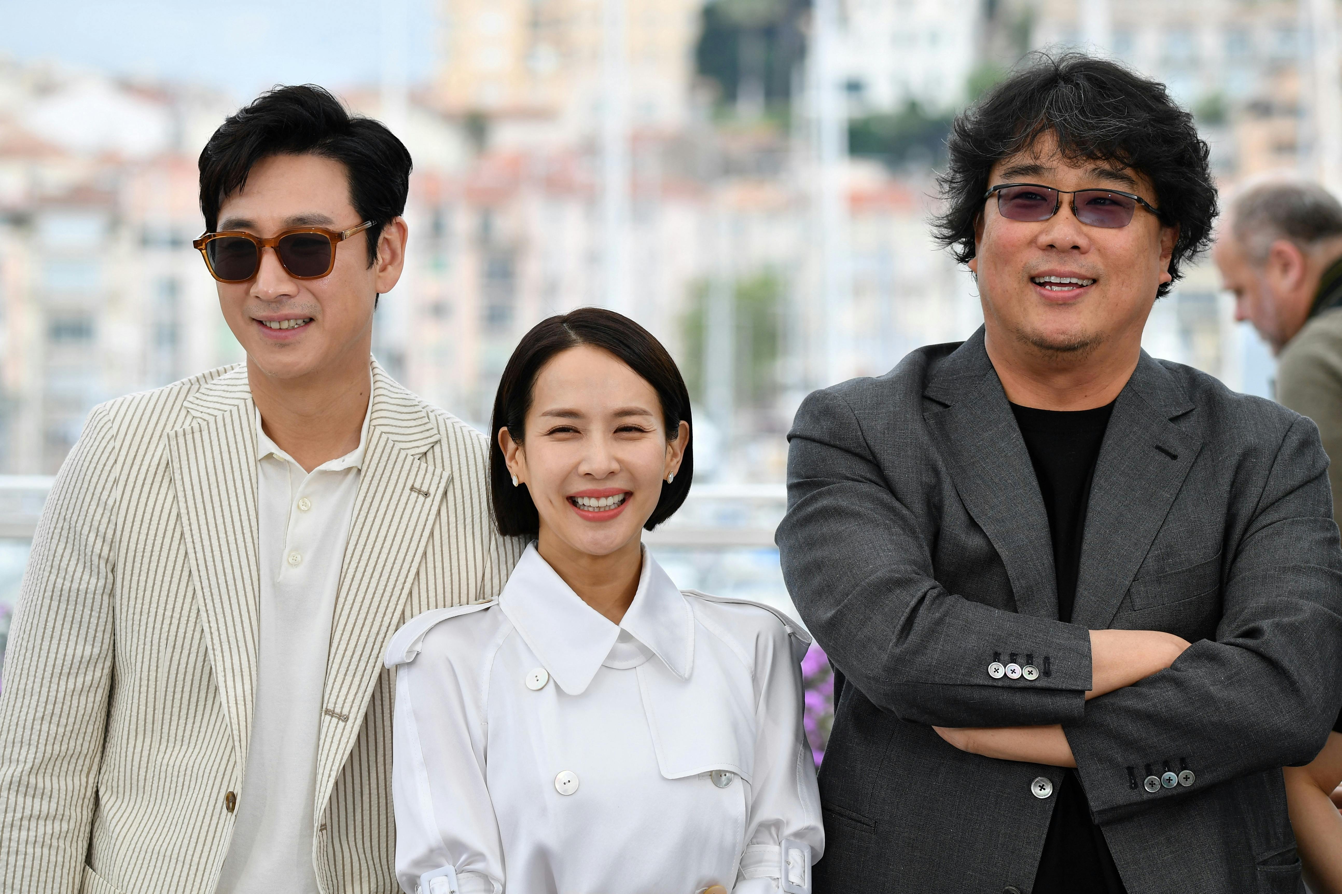 (FromL) South Korean actor Lee Sun-kyun, South Korean actress Cho Yeo-jeong and South Korean director Bong Joon-Ho pose during a photocall for the film "Parasite (Gisaengchung)" at the 72nd edition of the Cannes Film Festival in Cannes, southern France, on May 22, 2019.  Alberto PIZZOLI / AFP