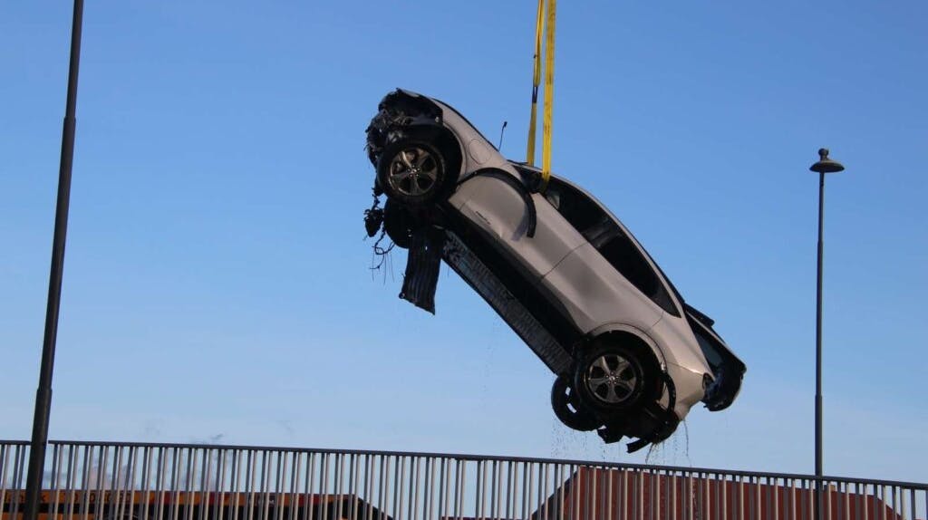 Et ældre ægtepar kørte fredag i vandet - nu er bilen så bjærget.