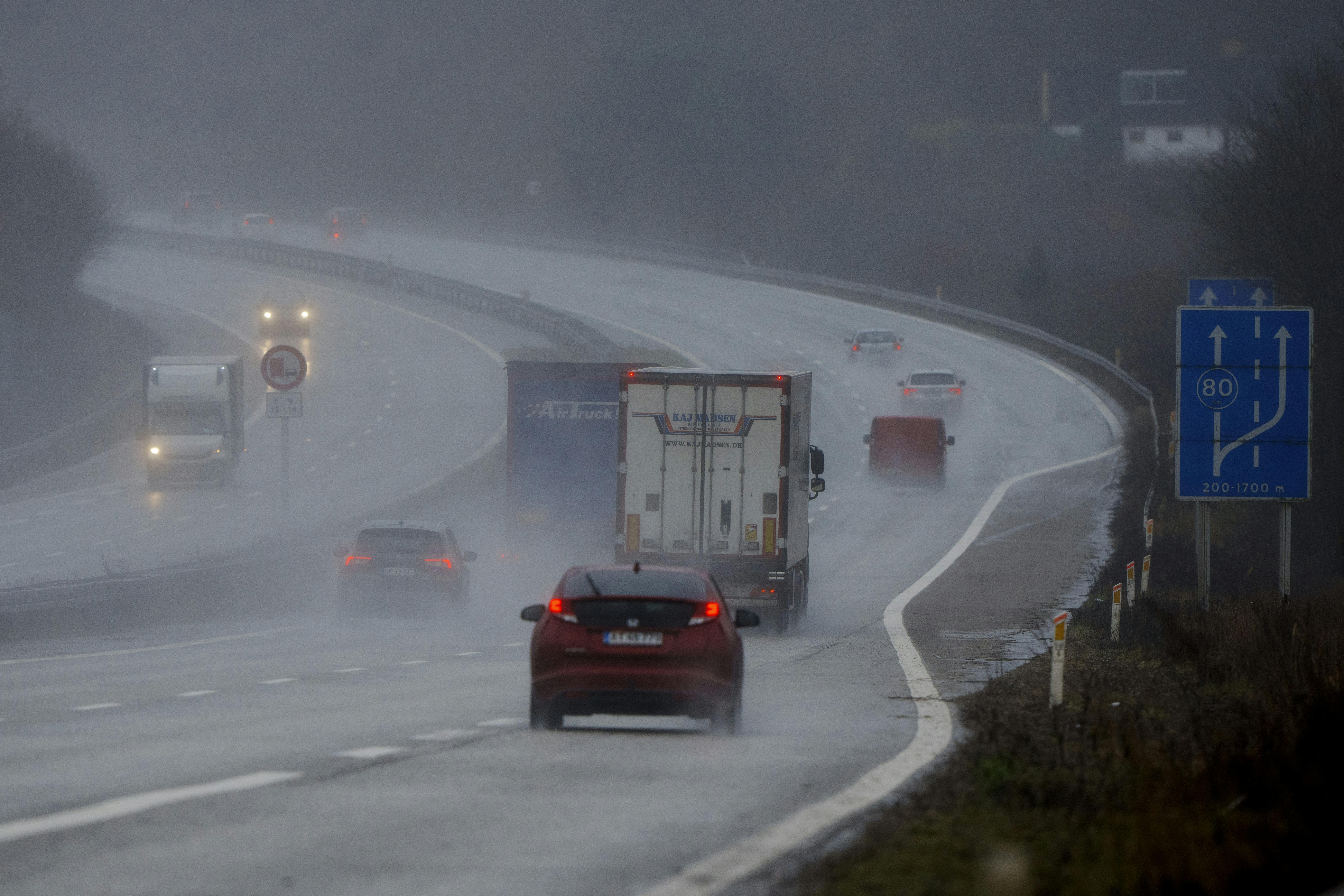 Store mængder nedbør skaber problemer rundt om i landet onsdag den 4. januar 2023. Det er vådt på Motorvej E45 ved Randers. (Foto: Bo Amstrup/Ritzau Scanpix)
