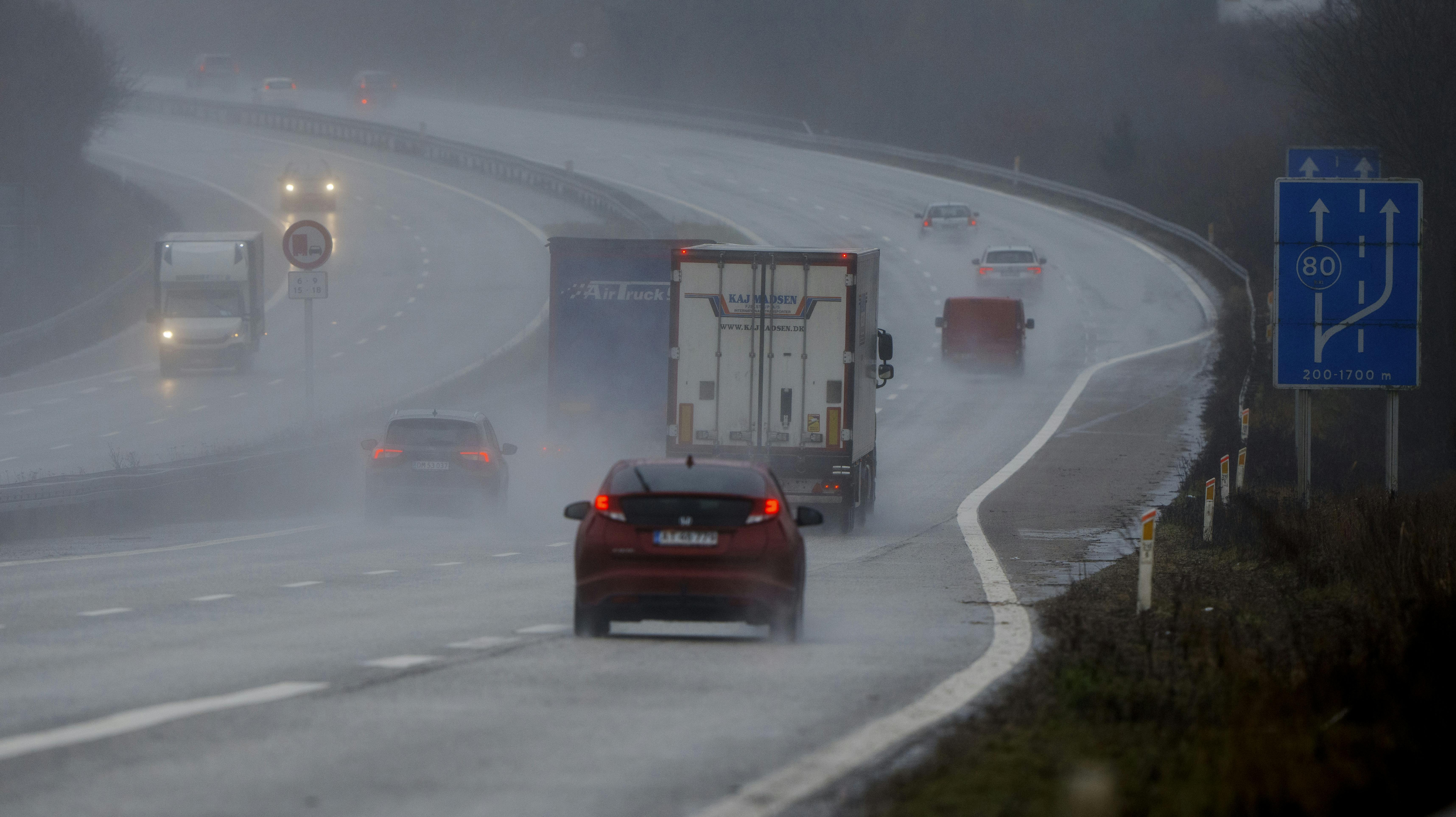 Store mængder nedbør skaber problemer rundt om i landet onsdag den 4. januar 2023. Det er vådt på Motorvej E45 ved Randers. (Foto: Bo Amstrup/Ritzau Scanpix)