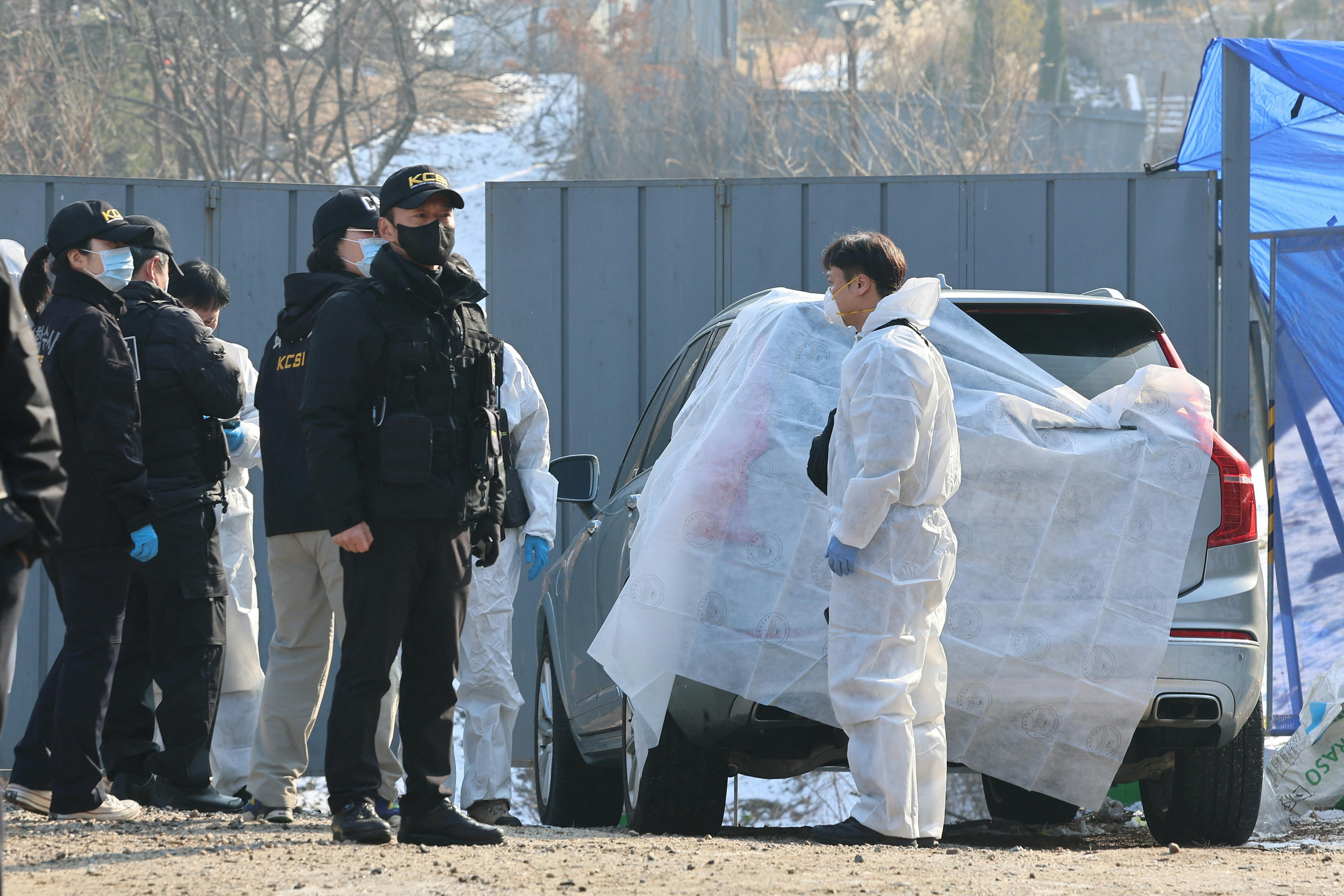Police officers examine a scene where South Korean actor Lee Sun-kyun was found dead at a park in Seoul, South Korea, December 27, 2023. Yonhap via REUTERS THIS IMAGE HAS BEEN SUPPLIED BY A THIRD PARTY.NO RESALES.NO ARCHIVES. SOUTH KOREA OUT.NO COMMERCIAL OR EDITORIAL SALES IN SOUTH KOREA.