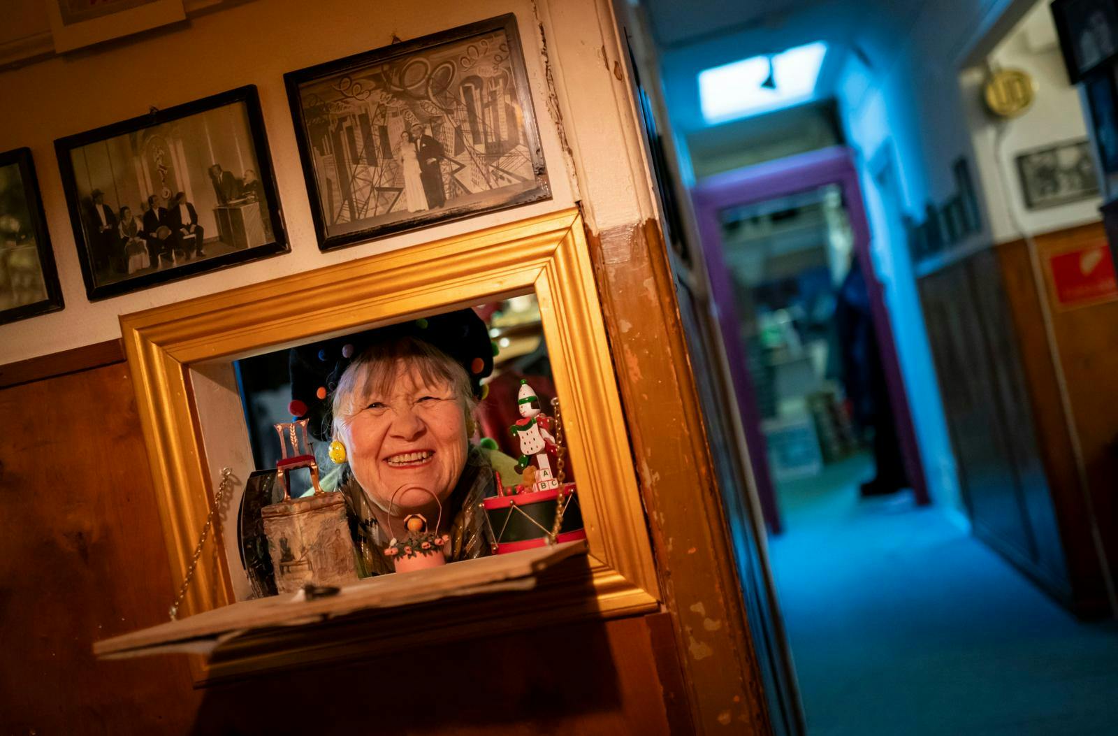 På teatret Riddersalen er der blevet lavet et lille hul i væggen ind til Daimis garderobe, så hun kan være med i snakken, når kollegerne hygger sig på gangen.