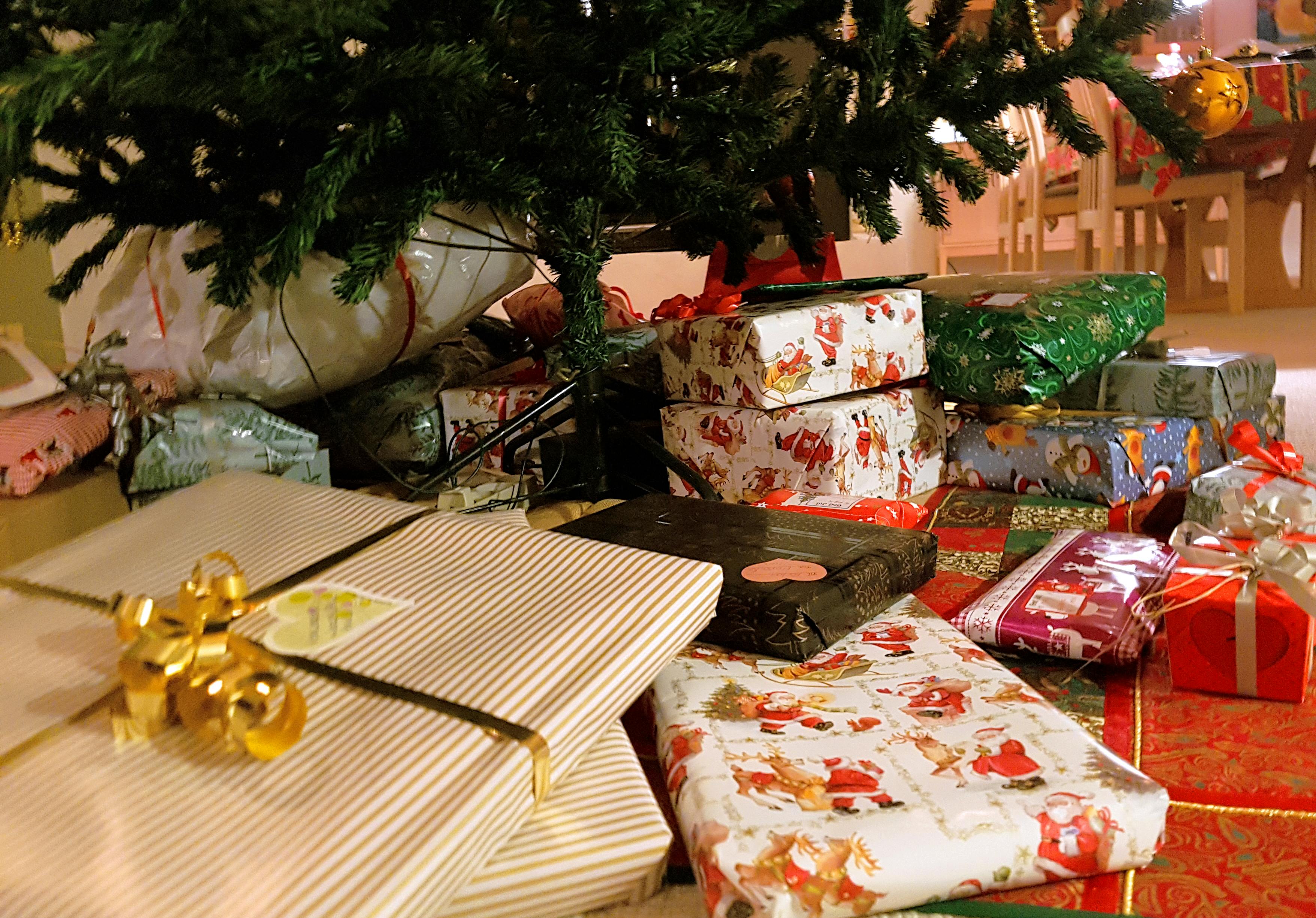 En pose med løg, toiletpapir, antirynkecreme og en elektrisk fluesmækker er blandt de værste julegaver, som briterne fik sidste år.