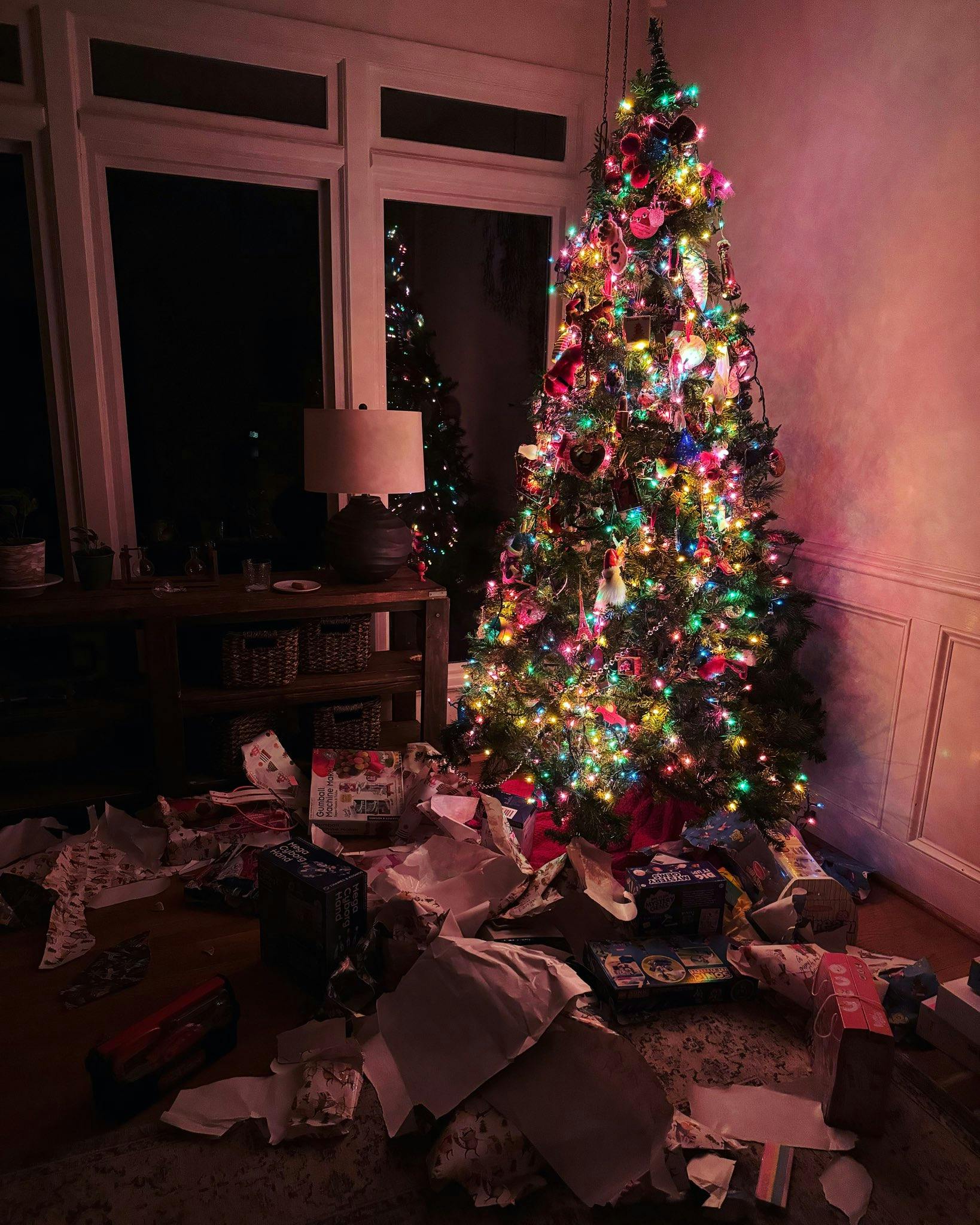 En amerikansk familie fik et chok af de større, da de vågnede julemorgen. Familiens treårige søn havde nemlig brugt natten på at åbne ALLE julegaverne!