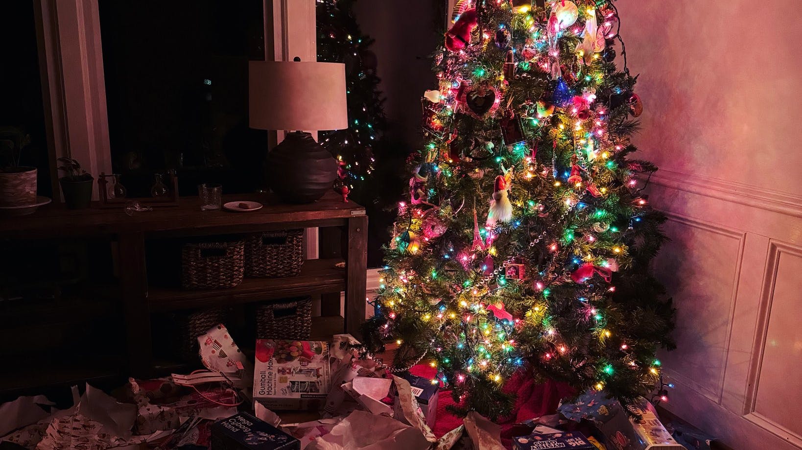 En amerikansk familie fik et chok af de større, da de vågnede julemorgen. Familiens treårige søn havde nemlig brugt natten på at åbne ALLE julegaverne!