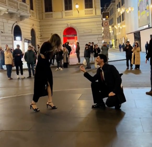 En mand fik et rugende nej, da han valgte at fri til sin kæreste under en romantisk tur til Rom.