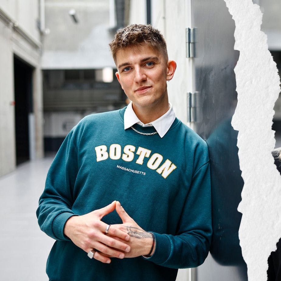 På "Paradise Hotel" snaver de løs på hinanden i krogene. Men i Danmark er forholdet mellem Lucas Buchardt og Sarah Dohn overhovedet ikke godt.