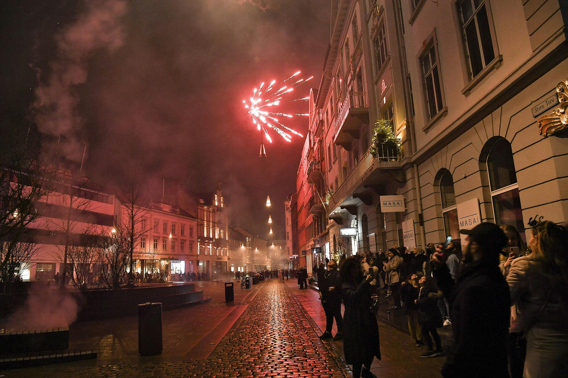 Nytåret på Storetorv i Aarhus hvor omkring ca. 500 mennesker var samlet for at skyde nytåret 2021 igang. Politiet var massivt tilstede det år. 
