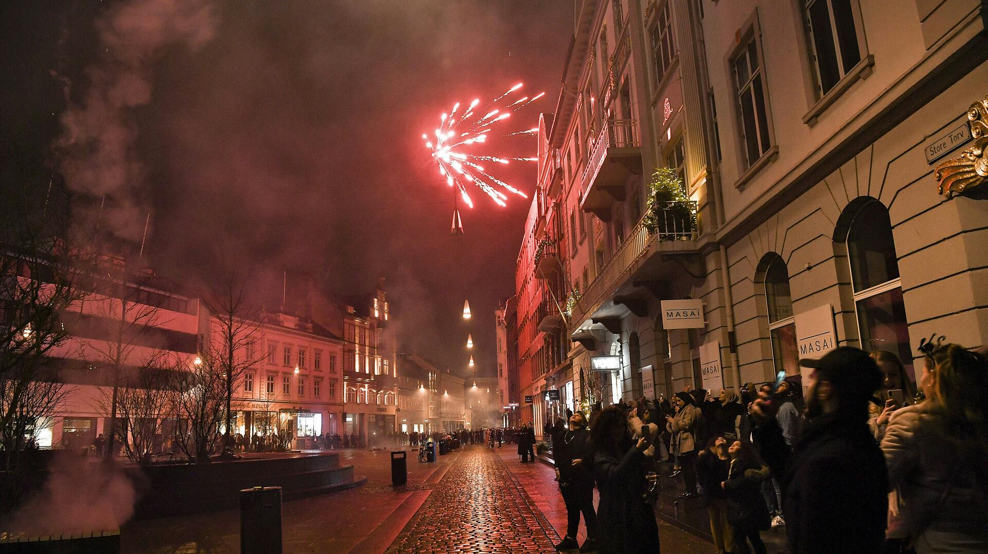 Nytåret på Storetorv i Aarhus hvor omkring ca. 500 mennesker var samlet for at skyde nytåret 2021 igang. Politiet var massivt tilstede det år.