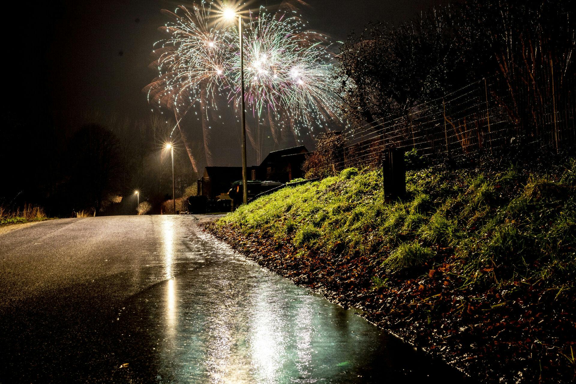 To unge mænd kom galt afsted, da de antændte en større mængde ulovligt fyrværkeri ved Grimstrup. (Arkivfoto)