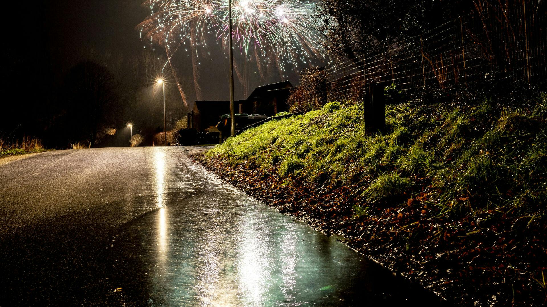 To unge mænd kom galt afsted, da de antændte en større mængde ulovligt fyrværkeri ved Grimstrup. (Arkivfoto)