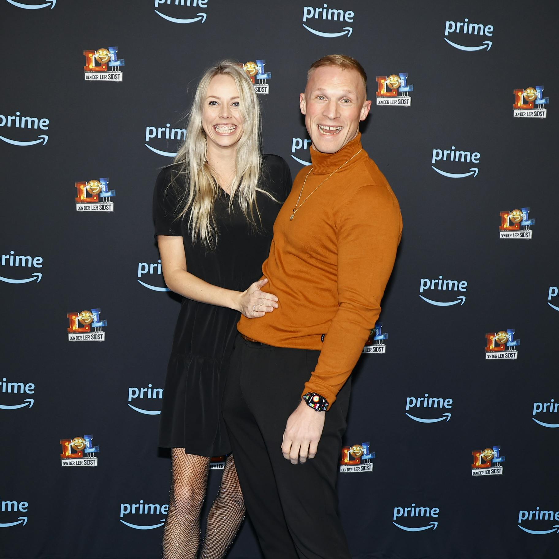 På billedet her ligner det næsten, at Simone indikerer, at Philip er gravid. Nu venter parret deres andet barn, da Simone Hvenegaard er gravid.