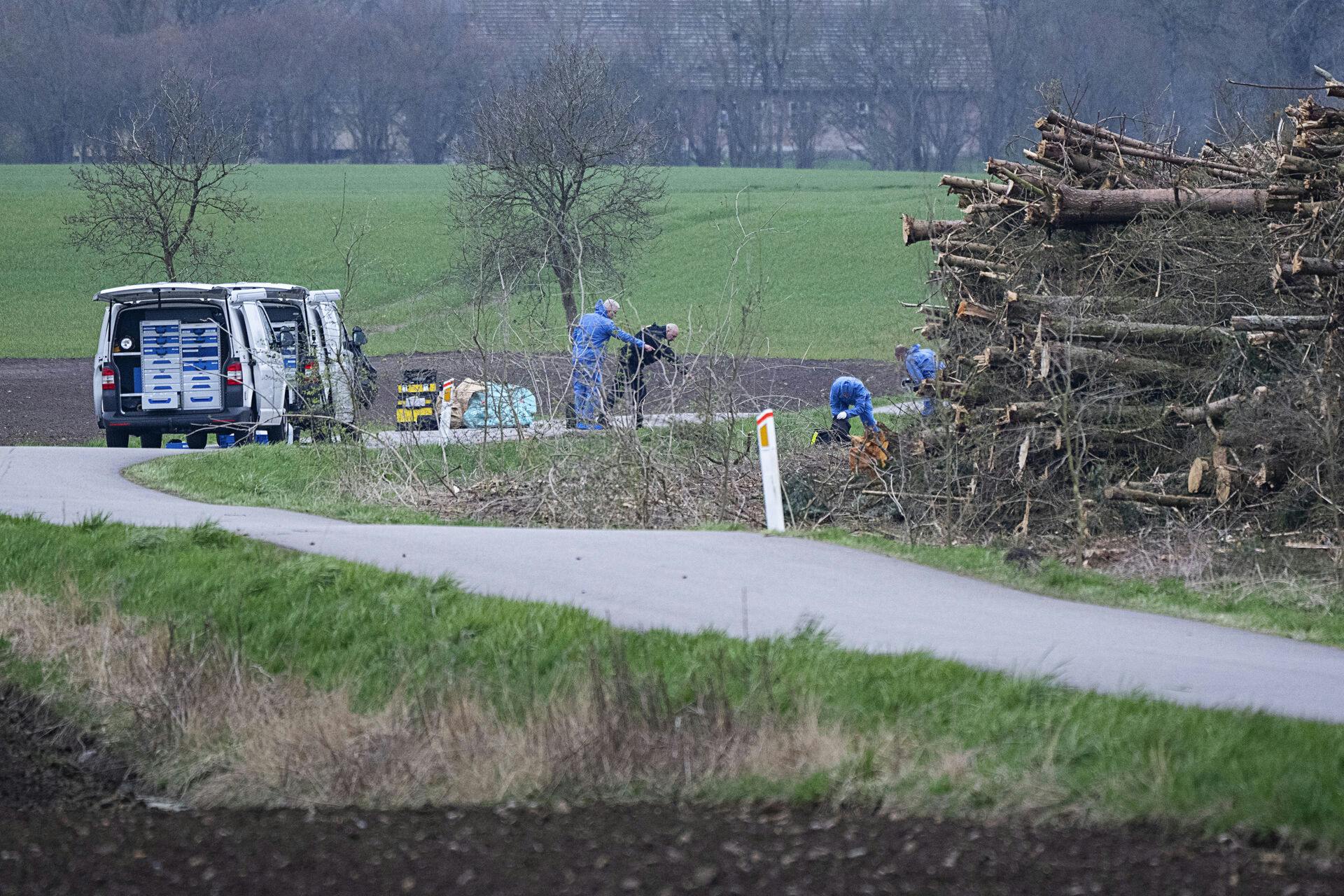 Politiet undersøger stedet, hvor den 13-årige pige blev bortført fra i april i år.