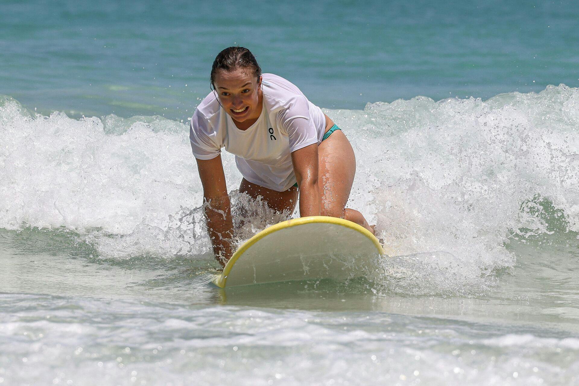Swiatek nød forleden godt af den australske sommer, da hun slog sig løs i bølgerne på Scarborough Beach in Perth.