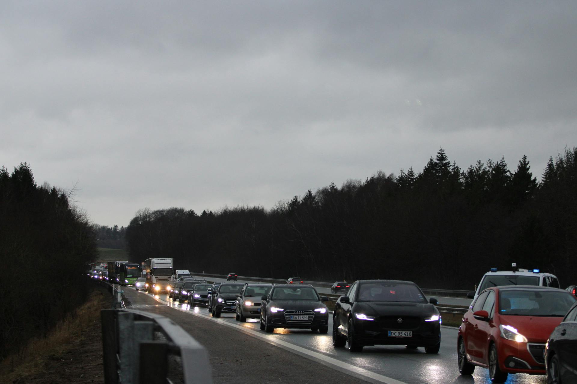 Køen vokser lige nu på E20 mod Køge og København, hvor der er sket et uheld.