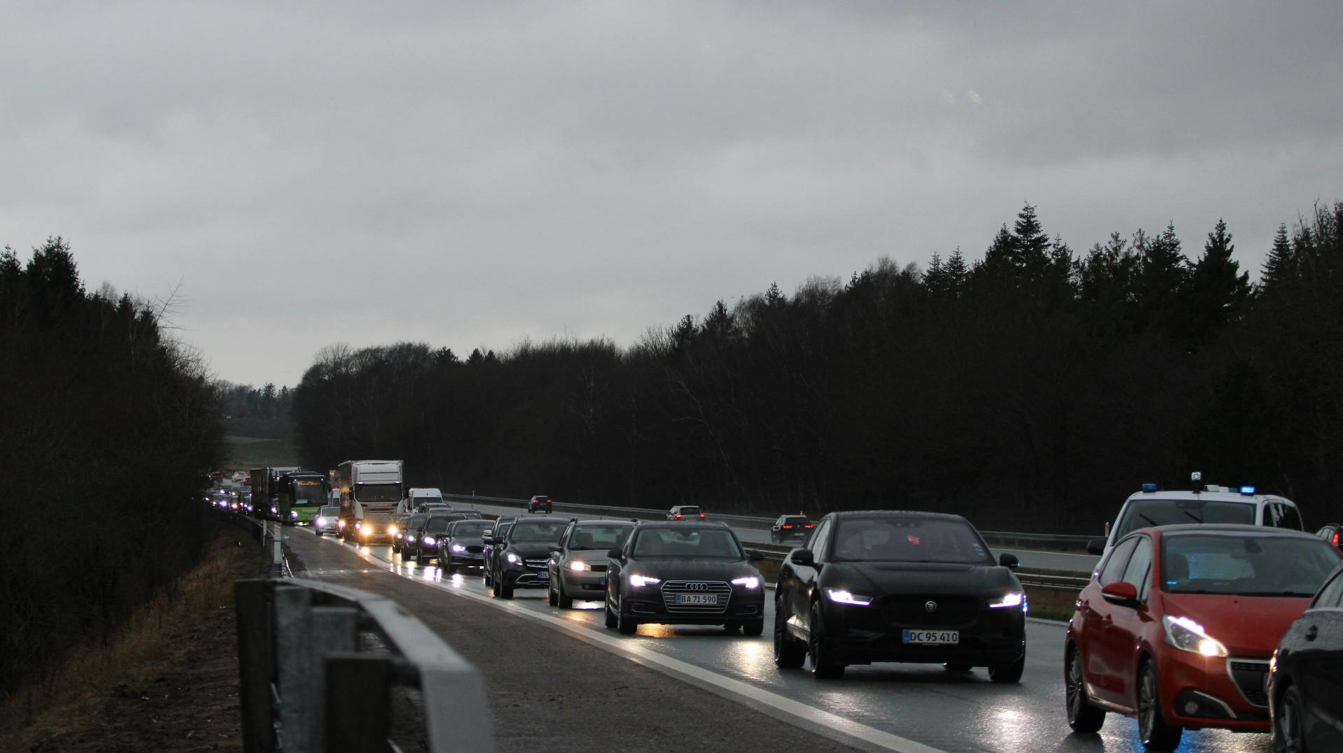 Køen vokser lige nu på E20 mod Køge og København, hvor der er sket et uheld.