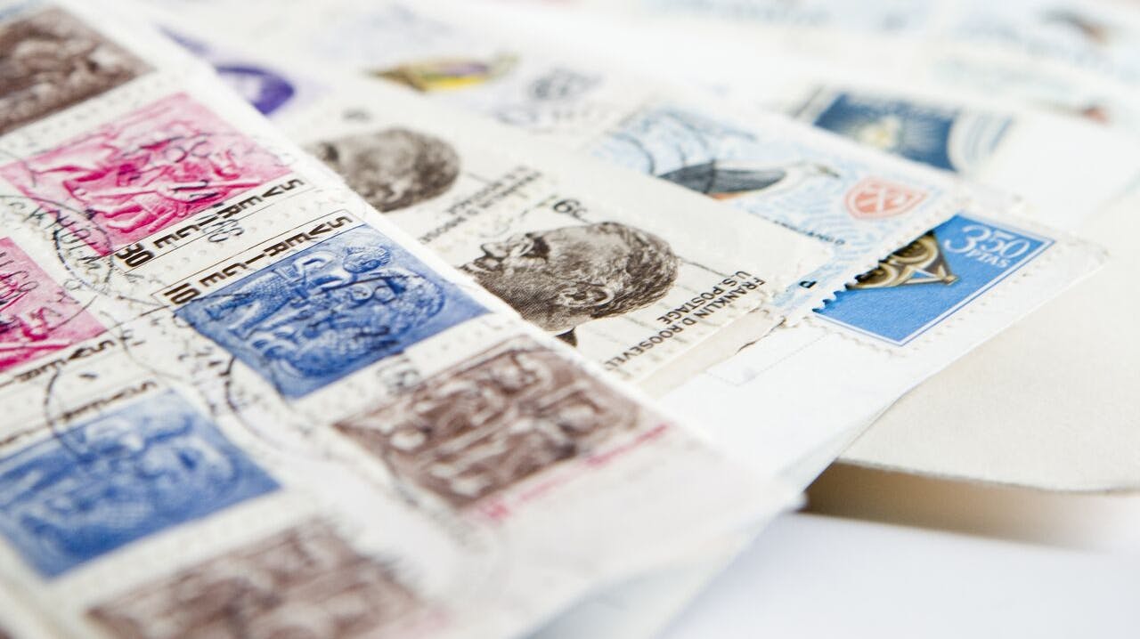 Som følge af Folketingets postaftale fra efteråret bliver frimærker udfaset, og prisen på at sende et brev stiger til 25 kroner. 1000 postkasser lukkes landet over.