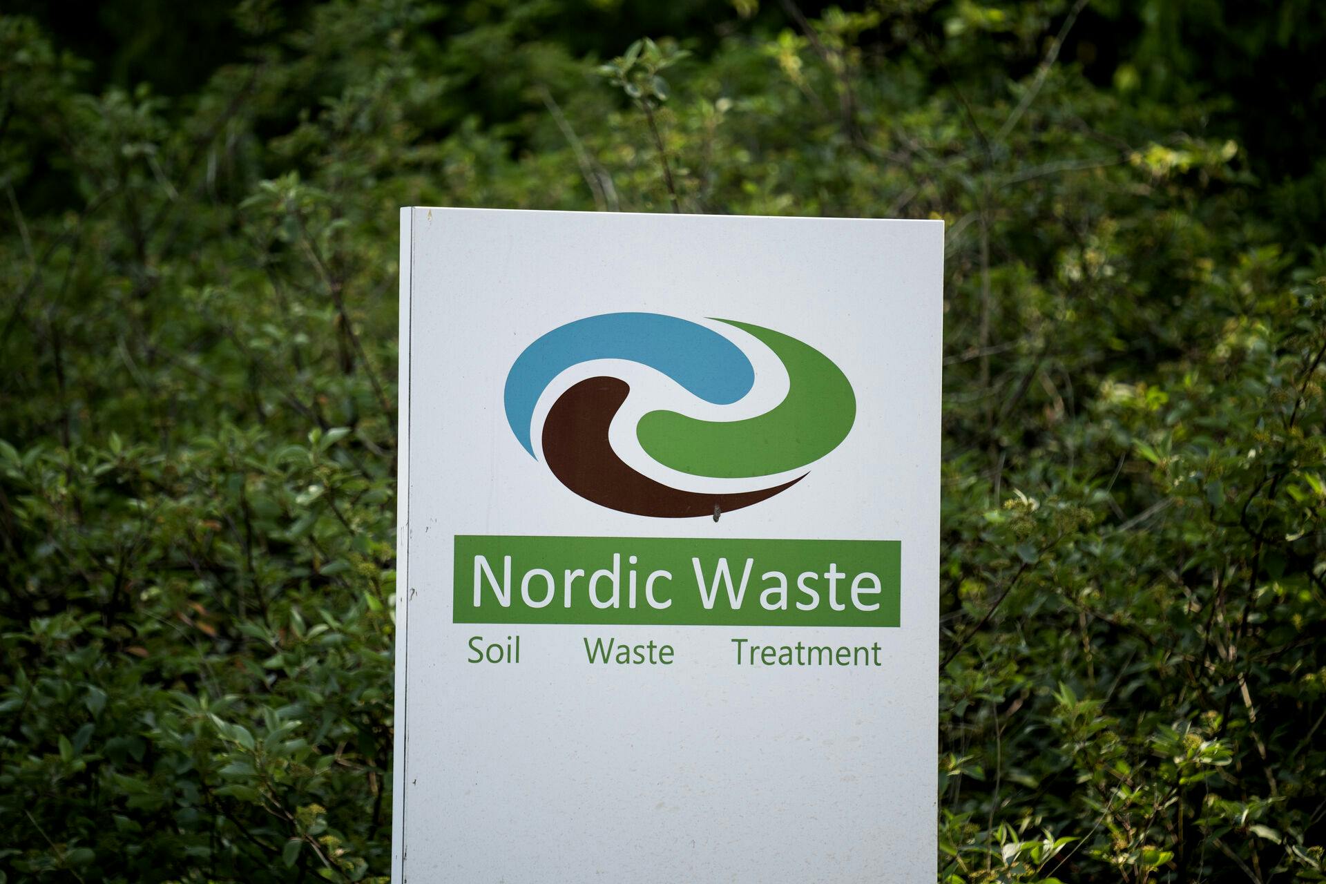 Jordrensningsvirksomheden Nordic Waste, som gennem flere uger har kæmpet med at få et stort jordskred under kontrol i Randers, er nødt til at opsige medarbejdere.