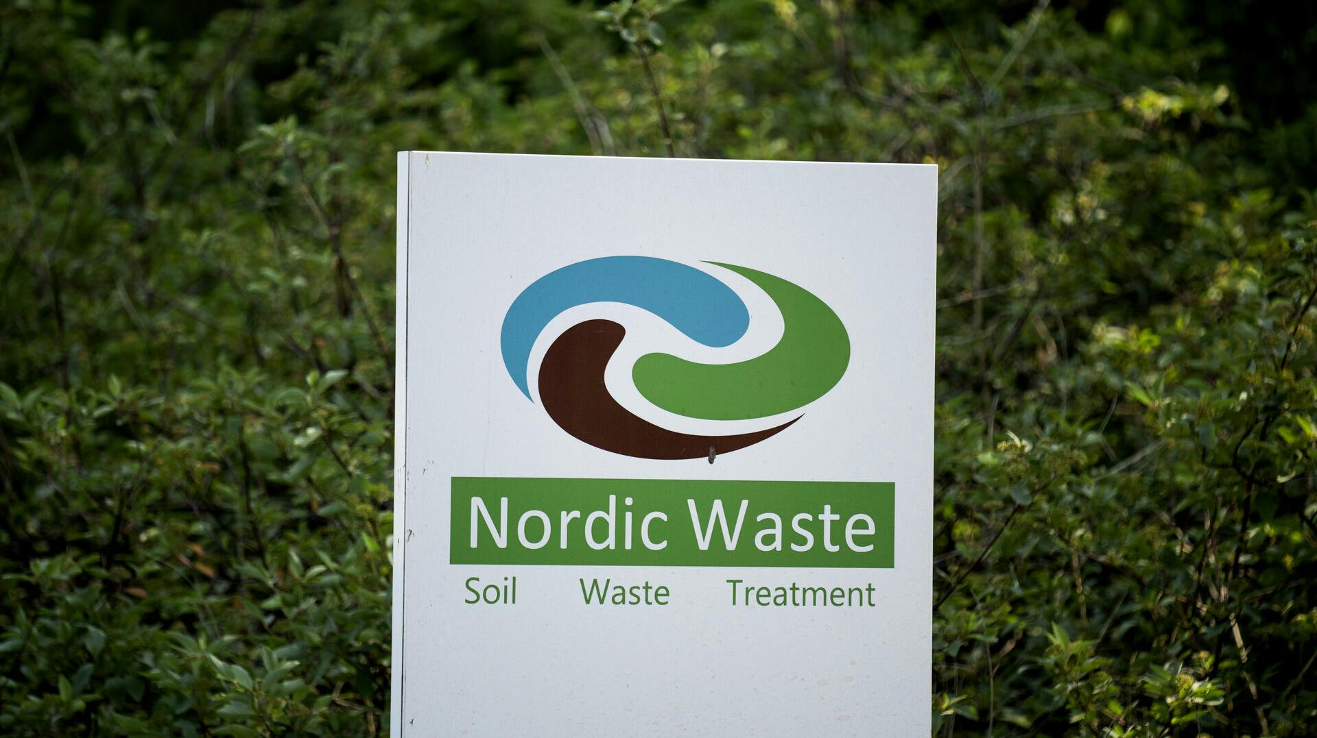 Jordrensningsvirksomheden Nordic Waste, som gennem flere uger har kæmpet med at få et stort jordskred under kontrol i Randers, er nødt til at opsige medarbejdere.